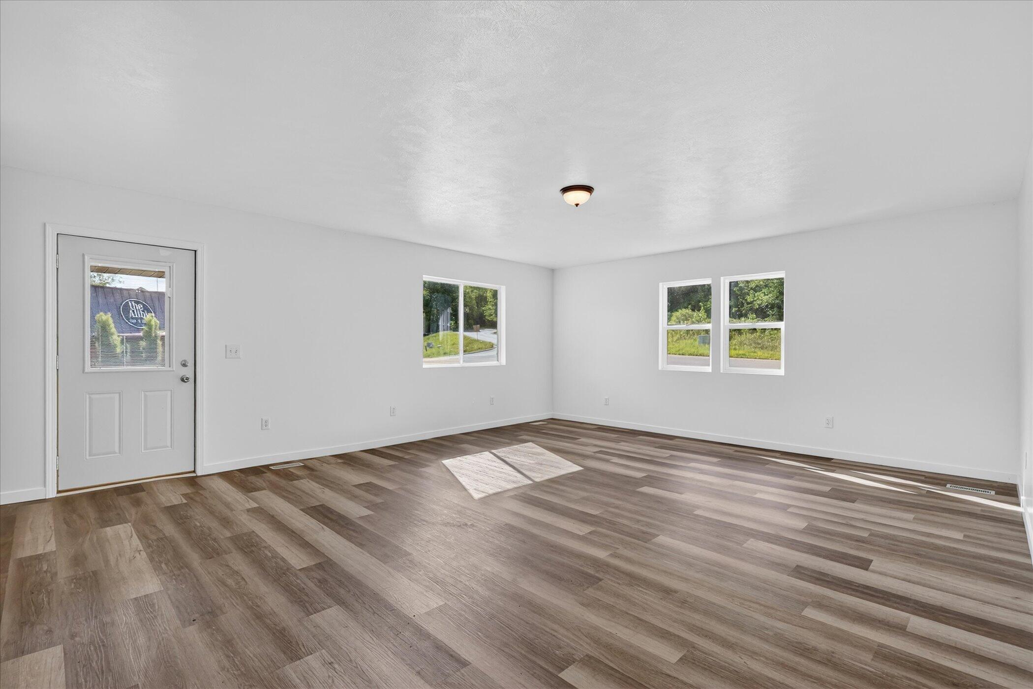 1387 E Riverside Drive Property Photo 31
