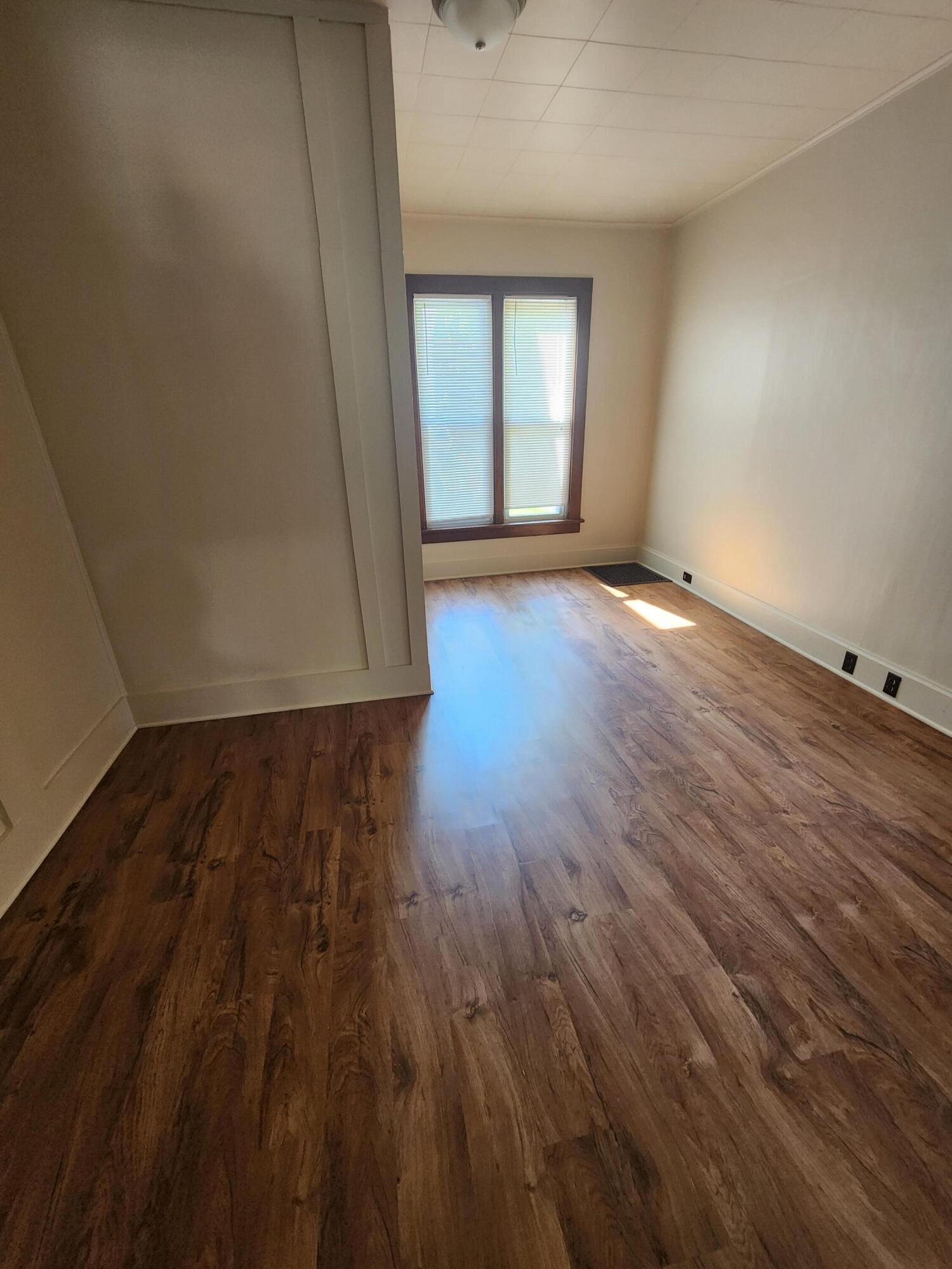 330 S Stewart Avenue Property Photo 6