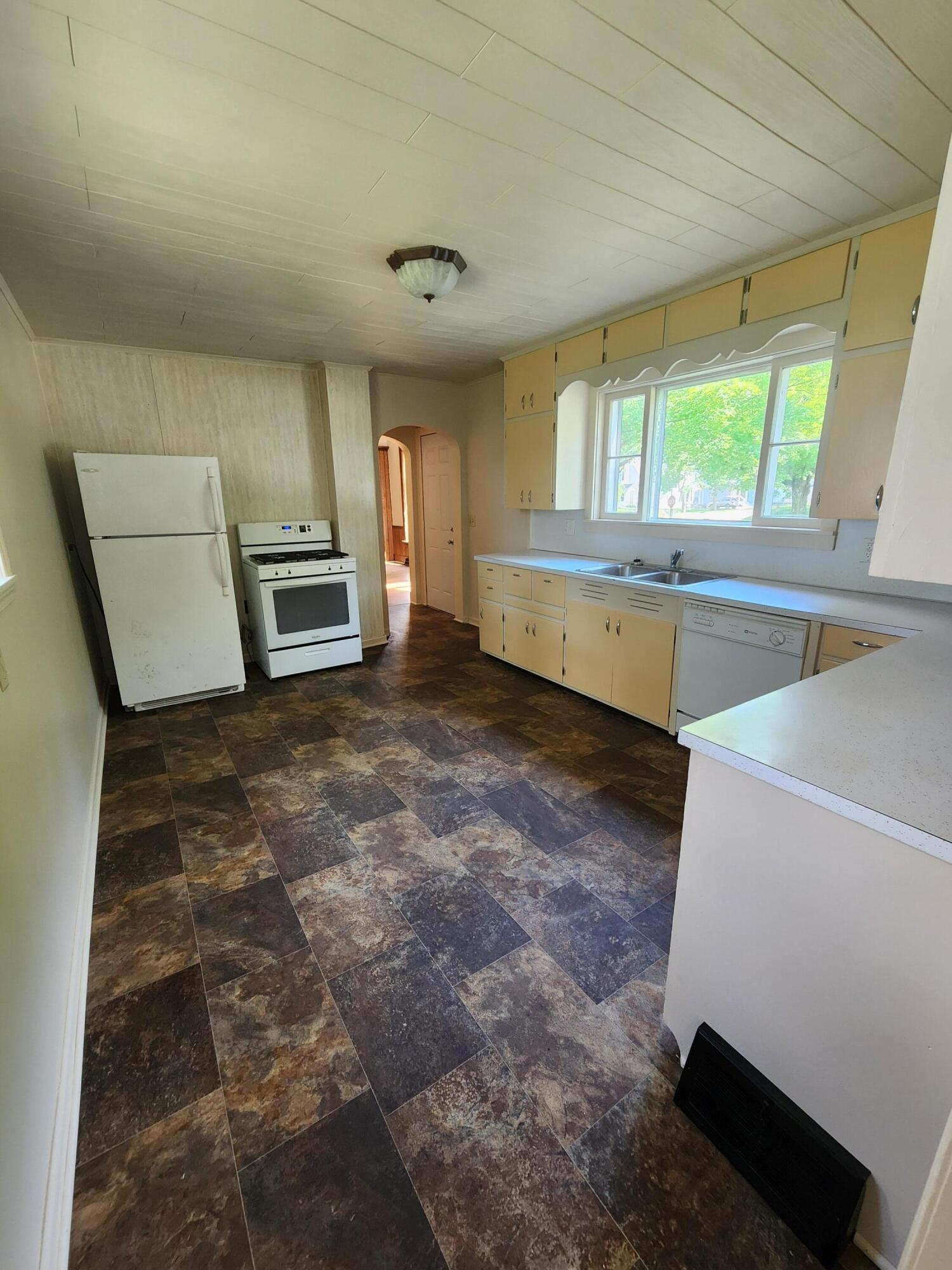 330 S Stewart Avenue Property Photo 10
