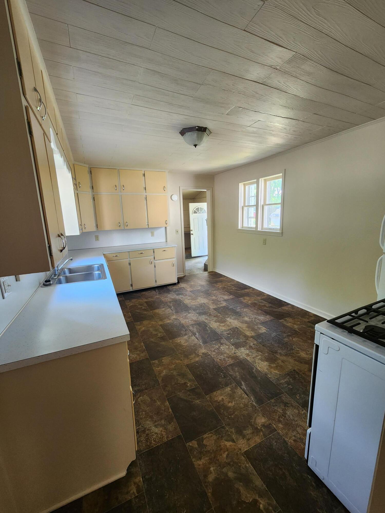 330 S Stewart Avenue Property Photo 11