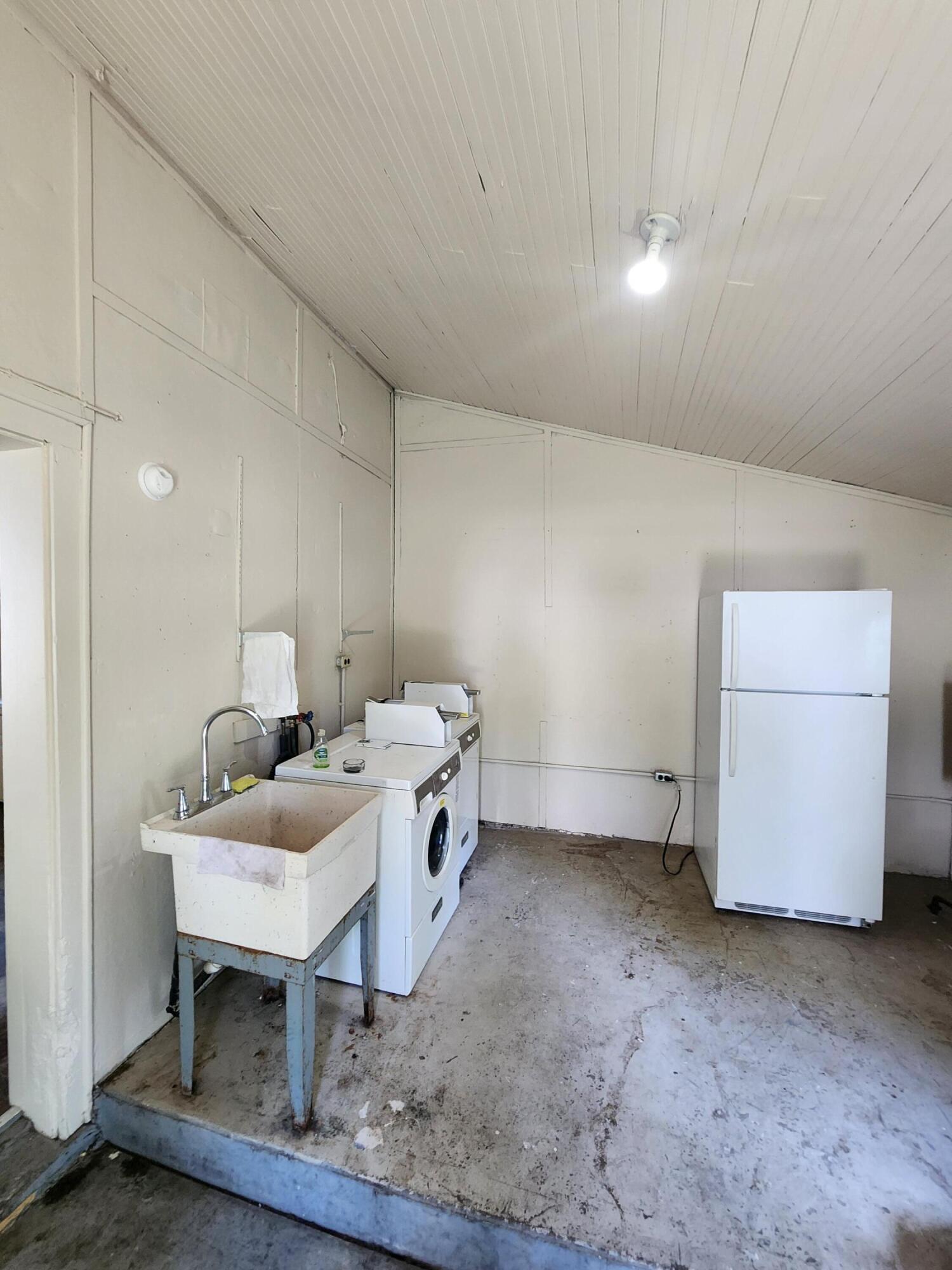 330 S Stewart Avenue Property Photo 18
