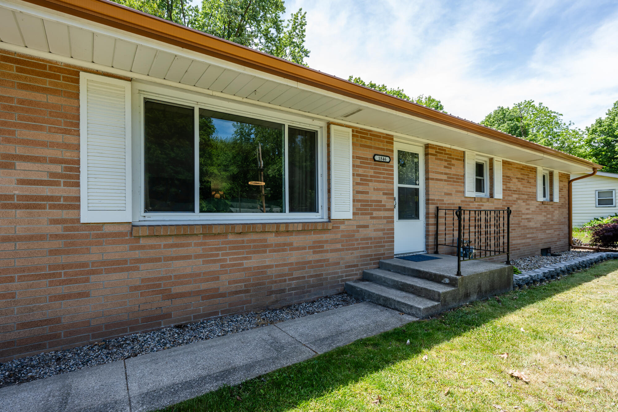 1846 Maple Lane Property Photo 4