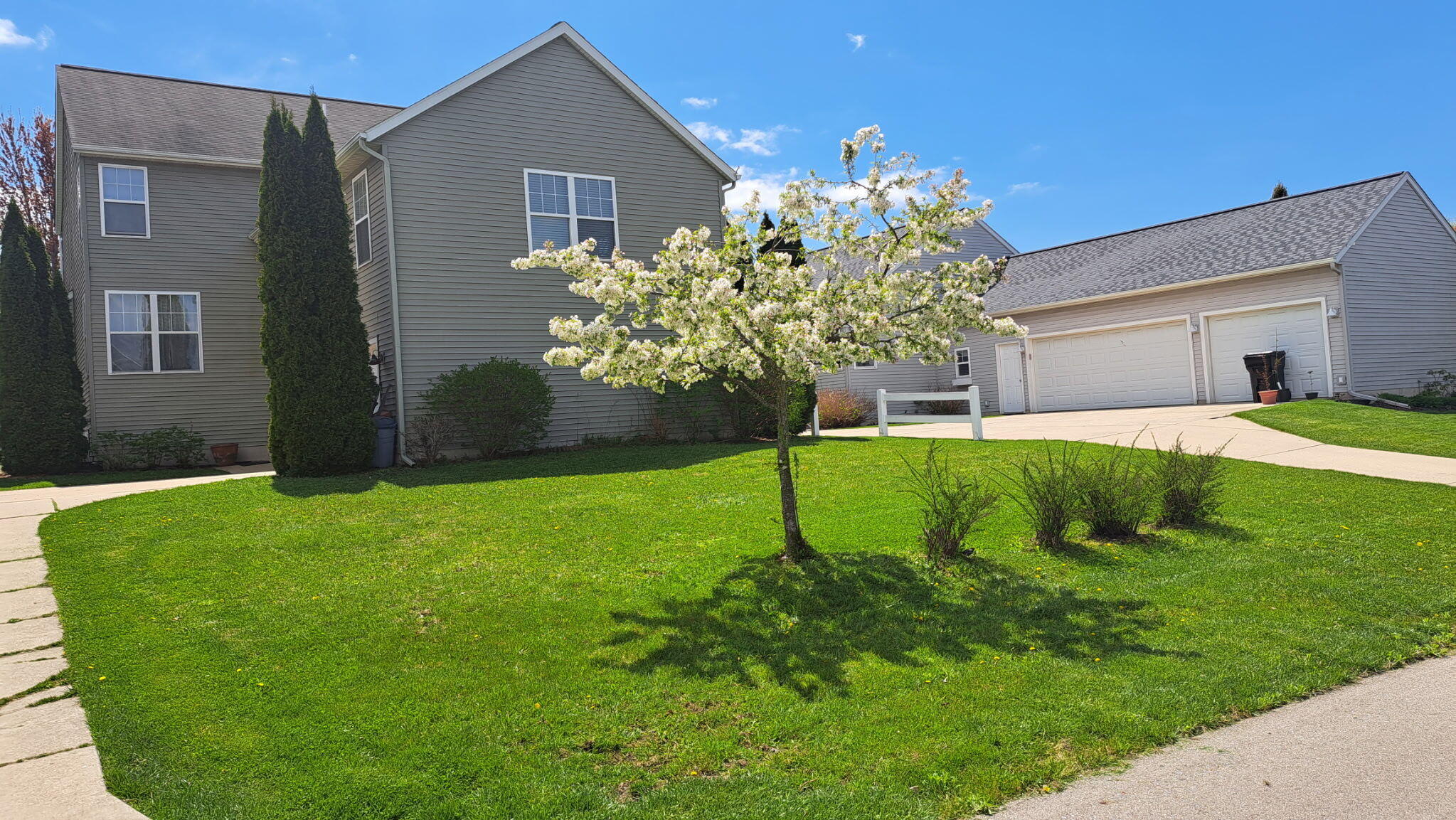 573 Brownstone Street Property Photo 3