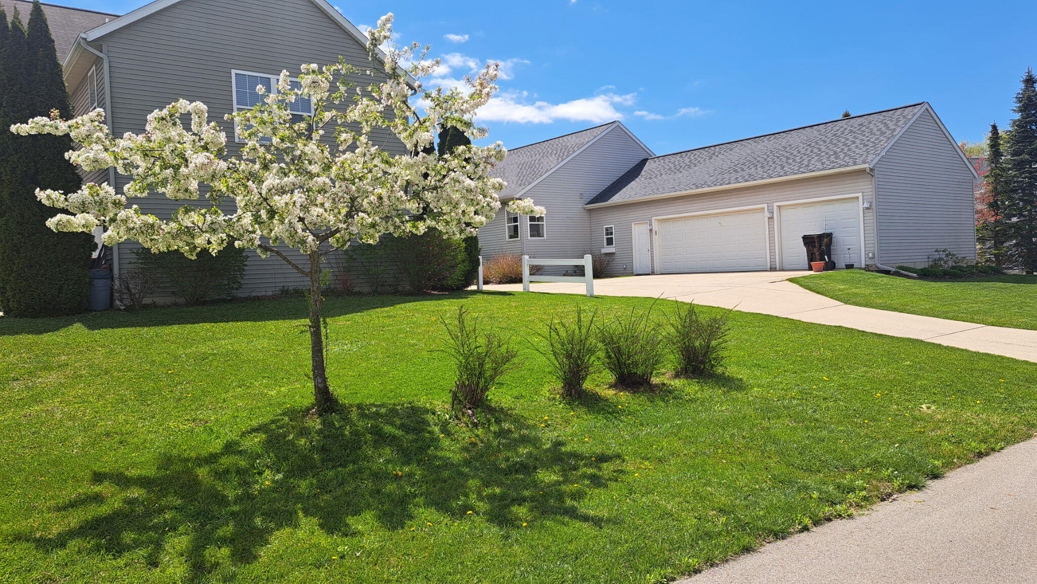 573 Brownstone Street Property Photo 4