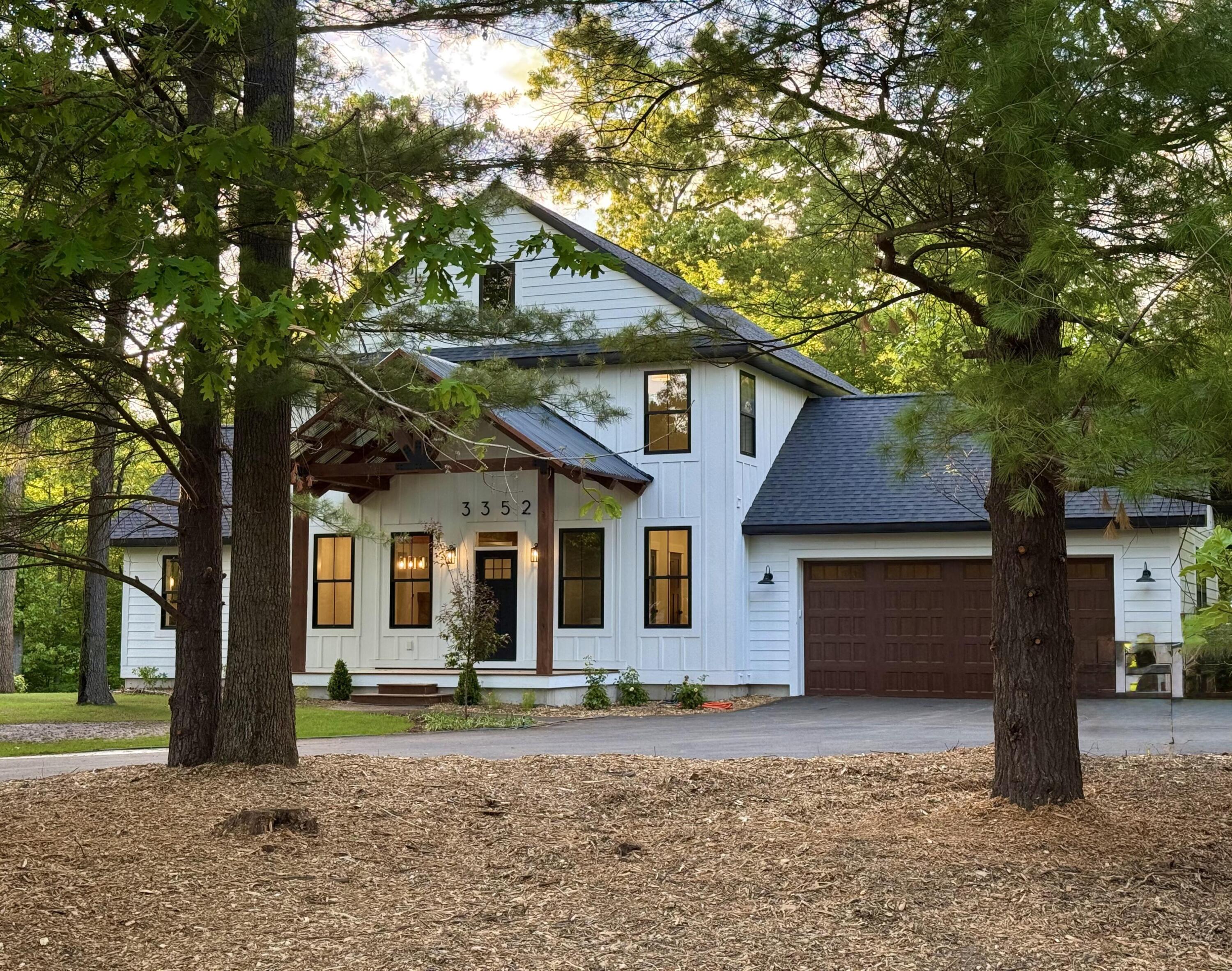 3352 White Eagle Property Photo 1