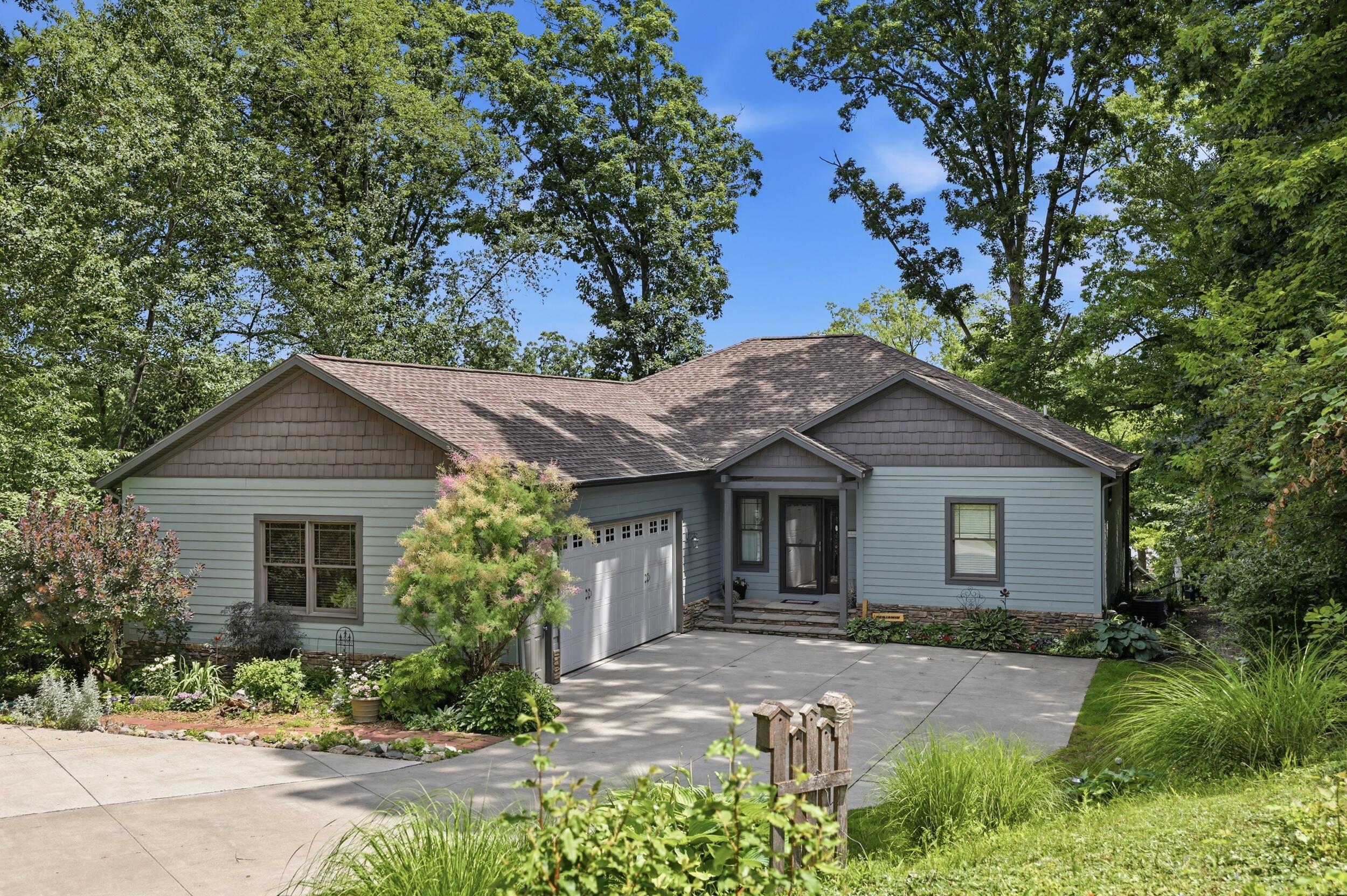 7352 Hallridge Drive Ne Property Photo 1