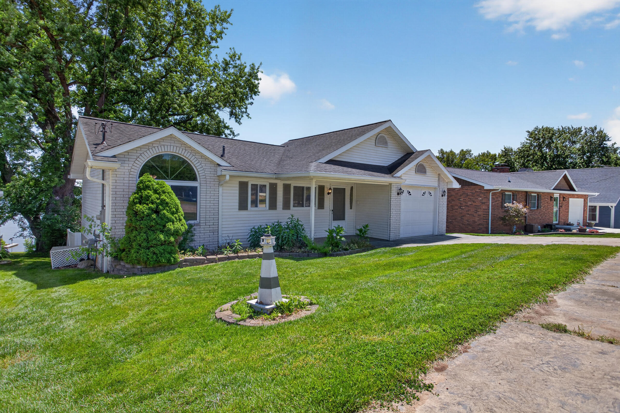 11939 Greenbriar Drive Property Photo 2