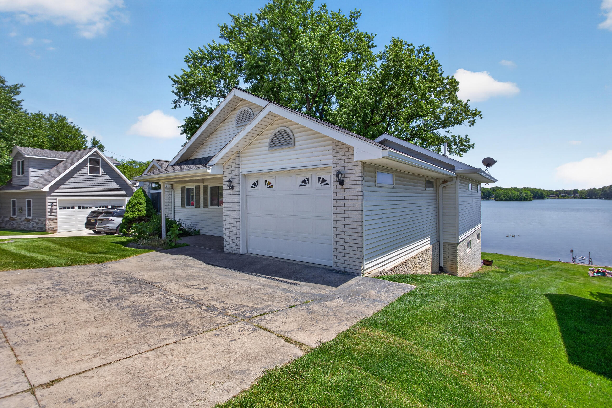 11939 Greenbriar Drive Property Photo 3