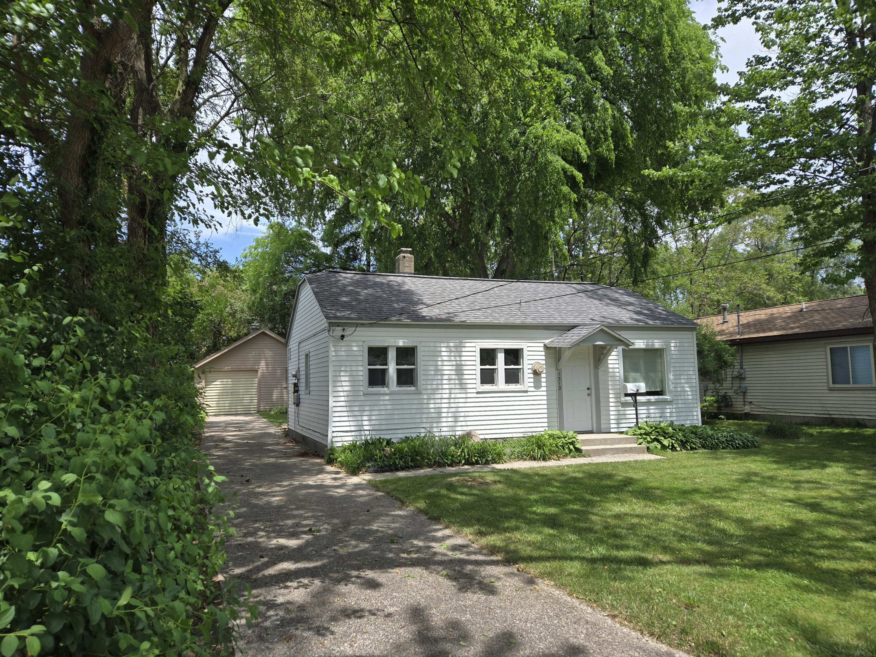 1313 Mason Street Ne Property Photo 2