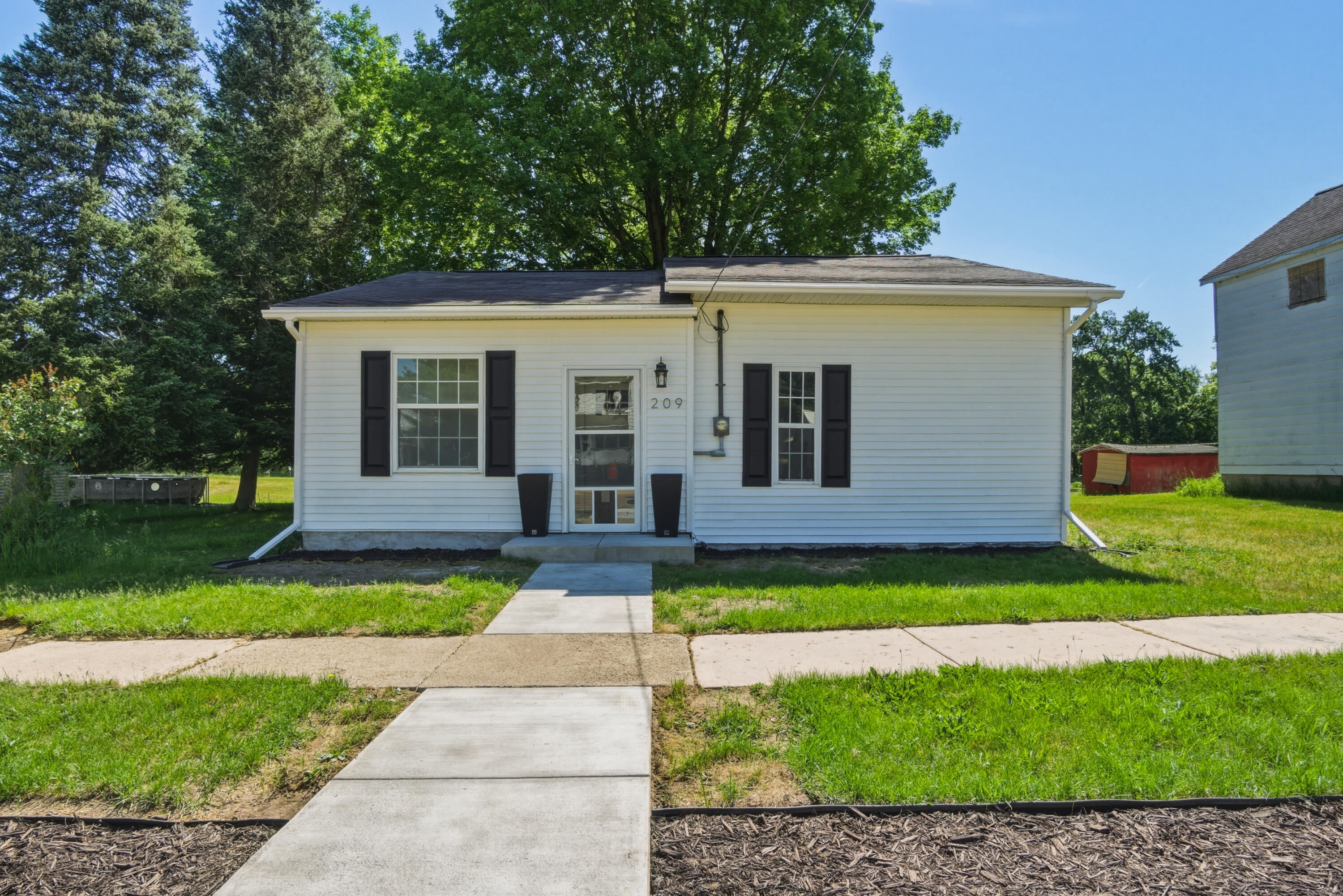 209 S River Street Property Photo 1
