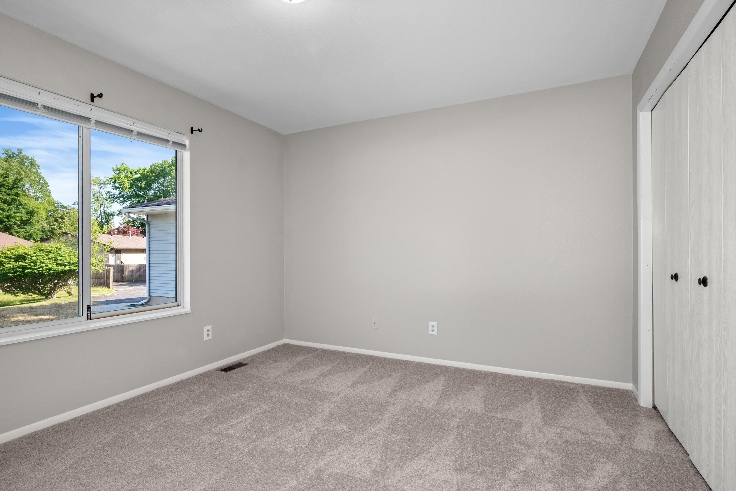 2955 Englewood Avenue Se Property Photo 8