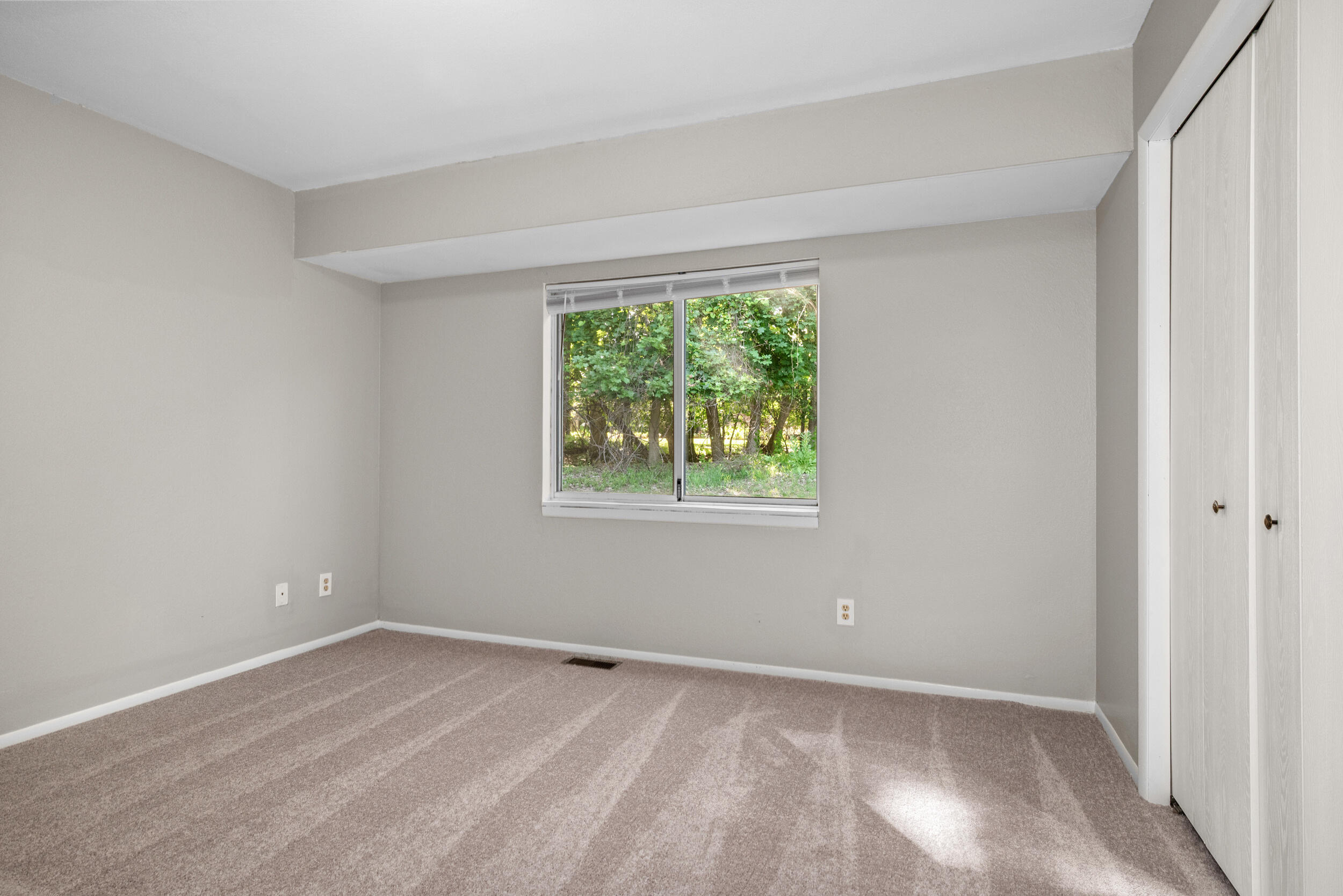 2957 Englewood Avenue Se Property Photo 8
