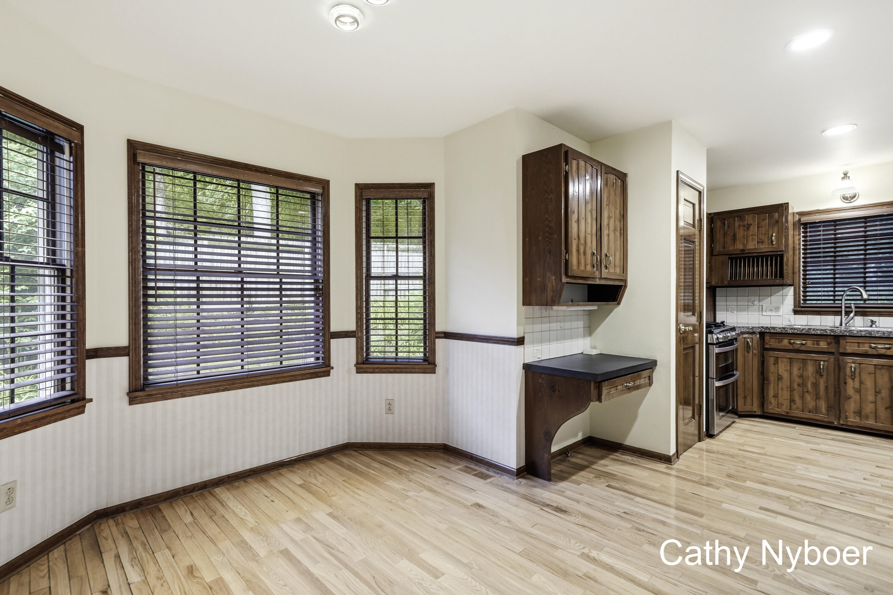 13462 Lakeshore Avenue Property Photo 13