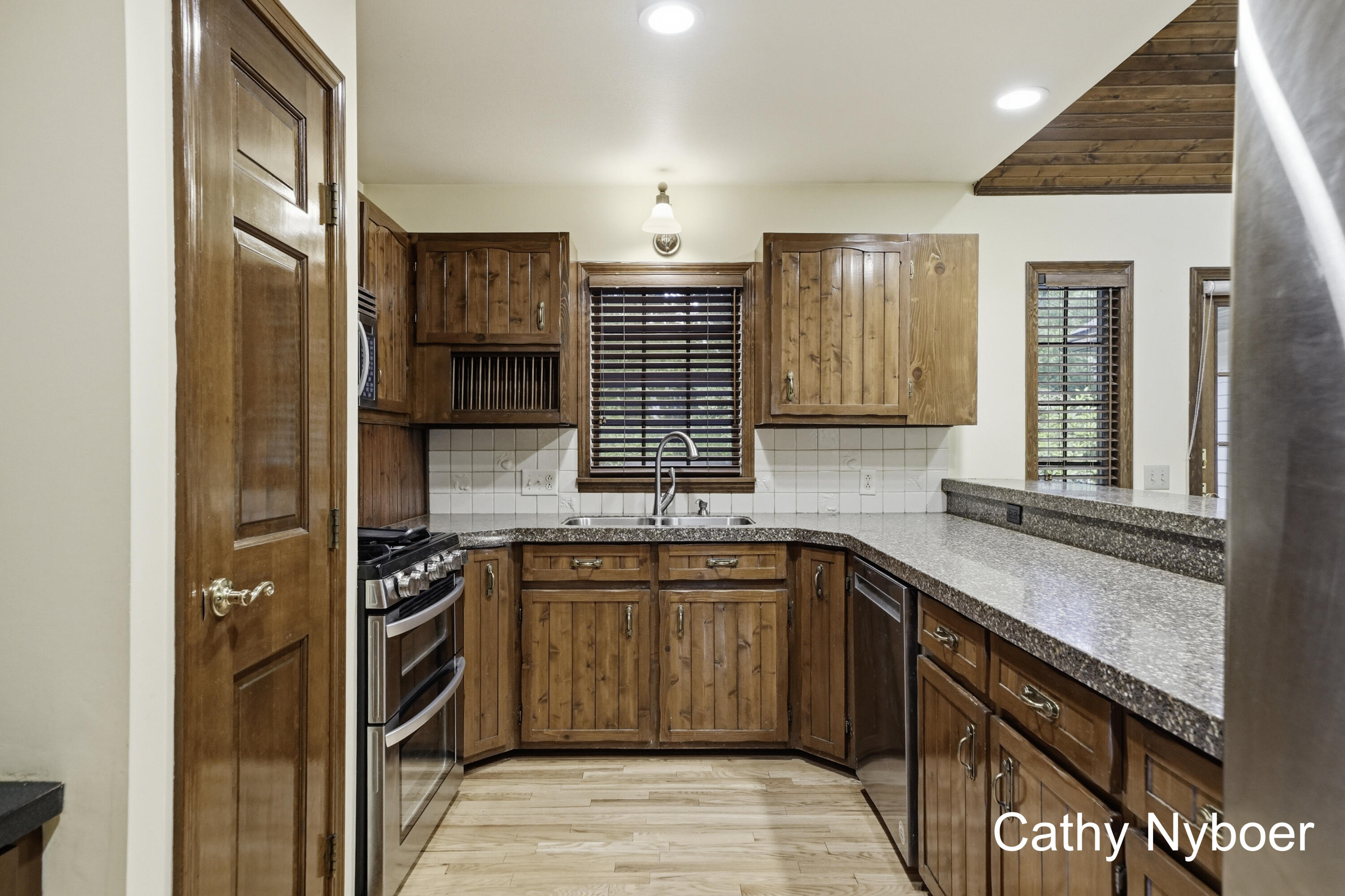 13462 Lakeshore Avenue Property Photo 14