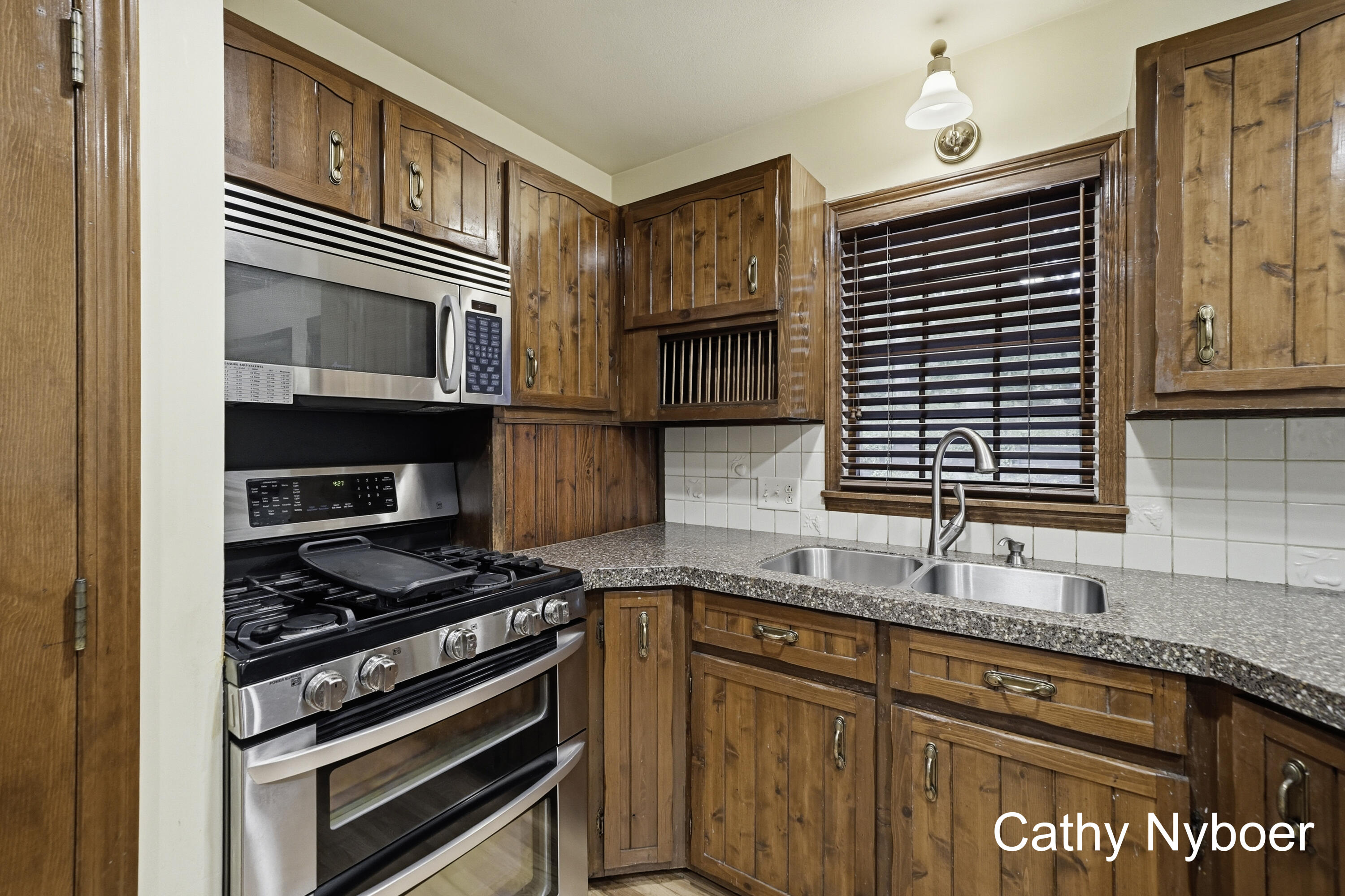 13462 Lakeshore Avenue Property Photo 15