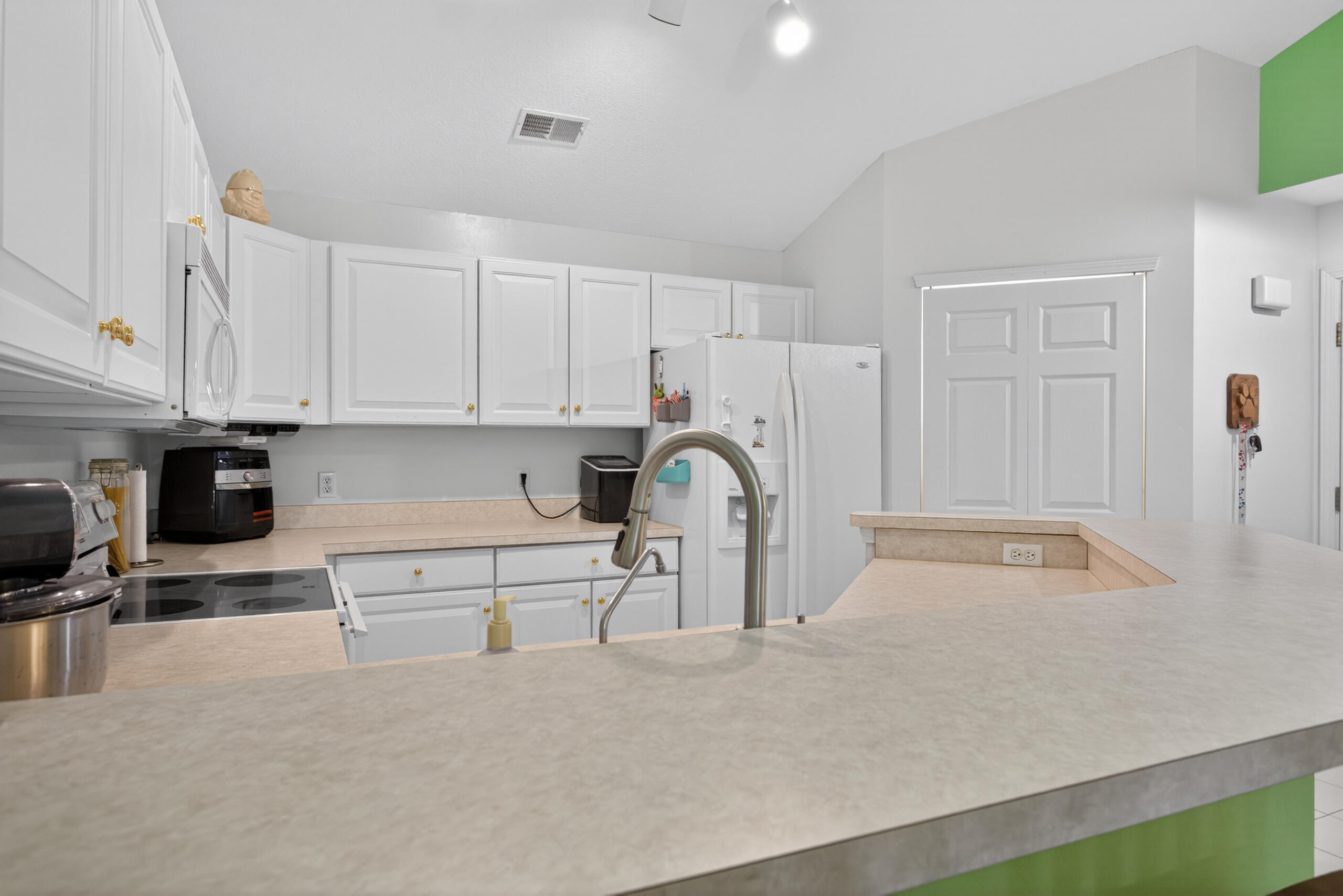 864 W Barrington Circle Property Photo 3