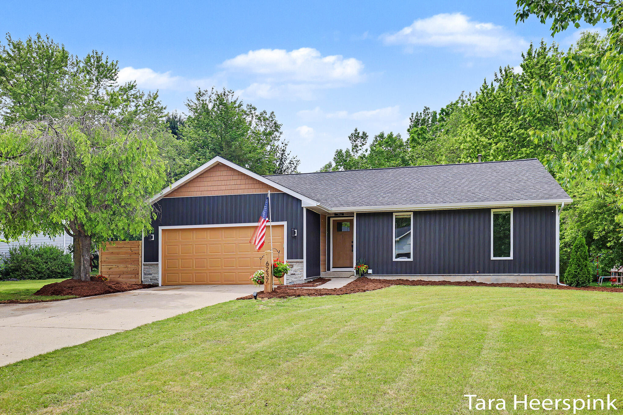 6237 Arroyo Vista Drive Ne Property Photo 2