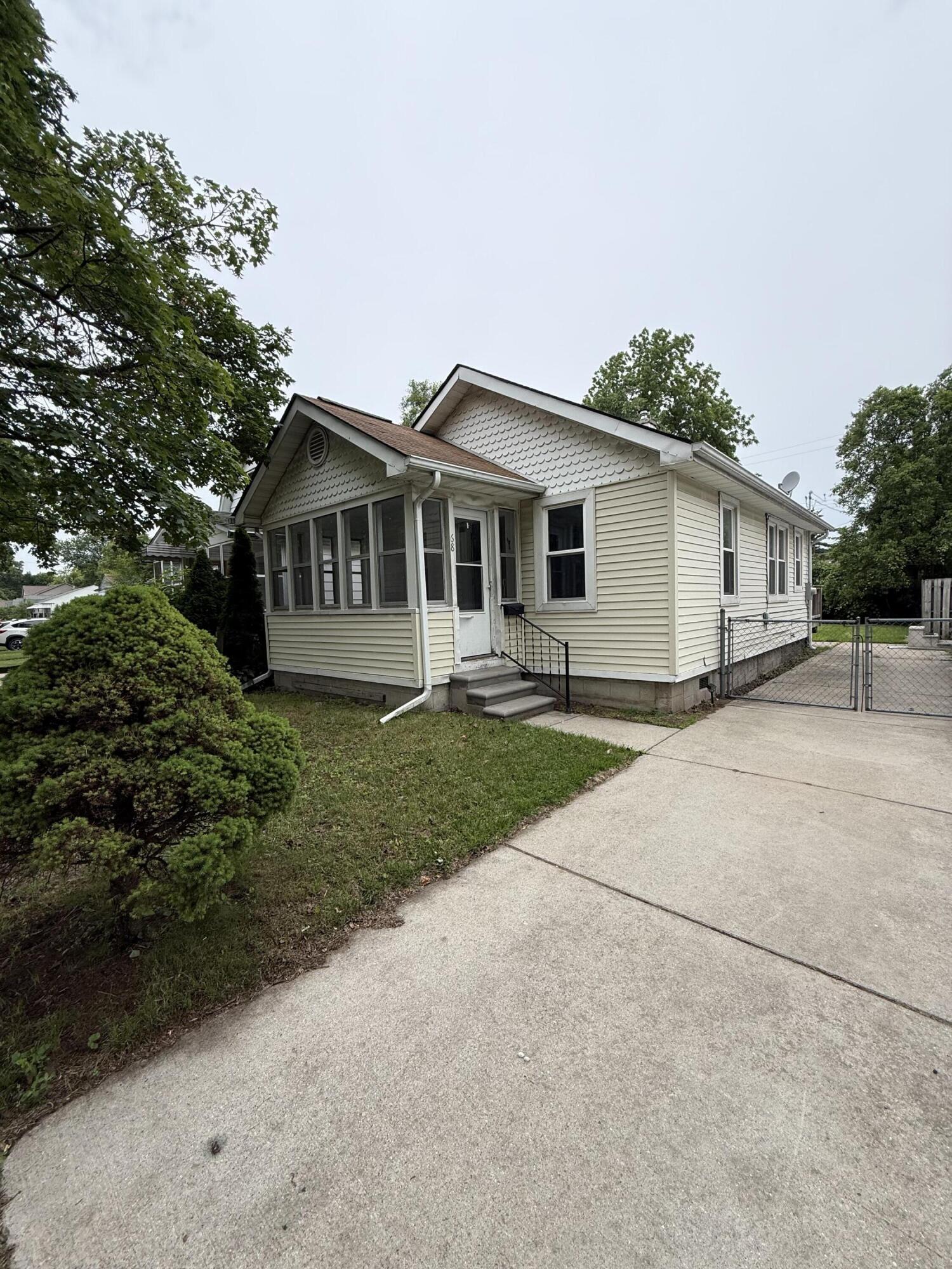 68 W Maxlow Avenue Property Photo 1