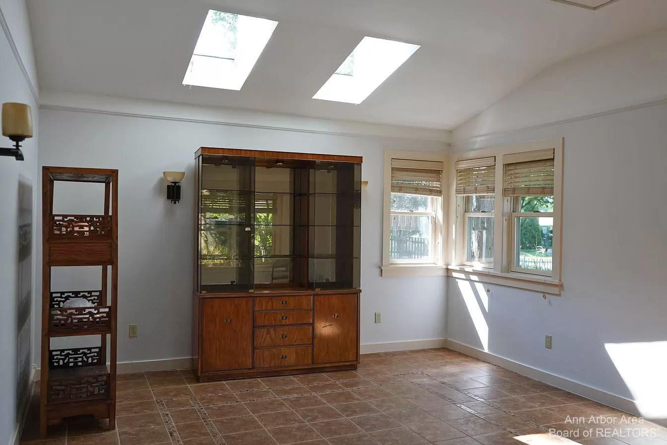 611 Robin Road Property Photo 9