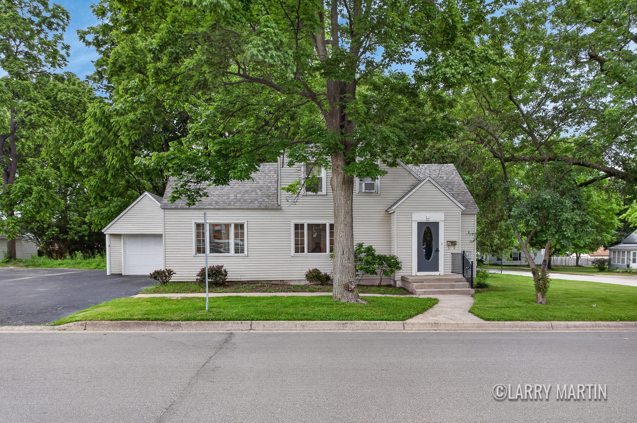 224 S Weaver Avenue Property Photo 1