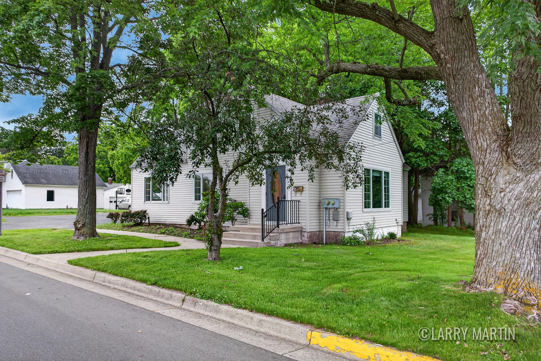 224 S Weaver Avenue Property Photo 14
