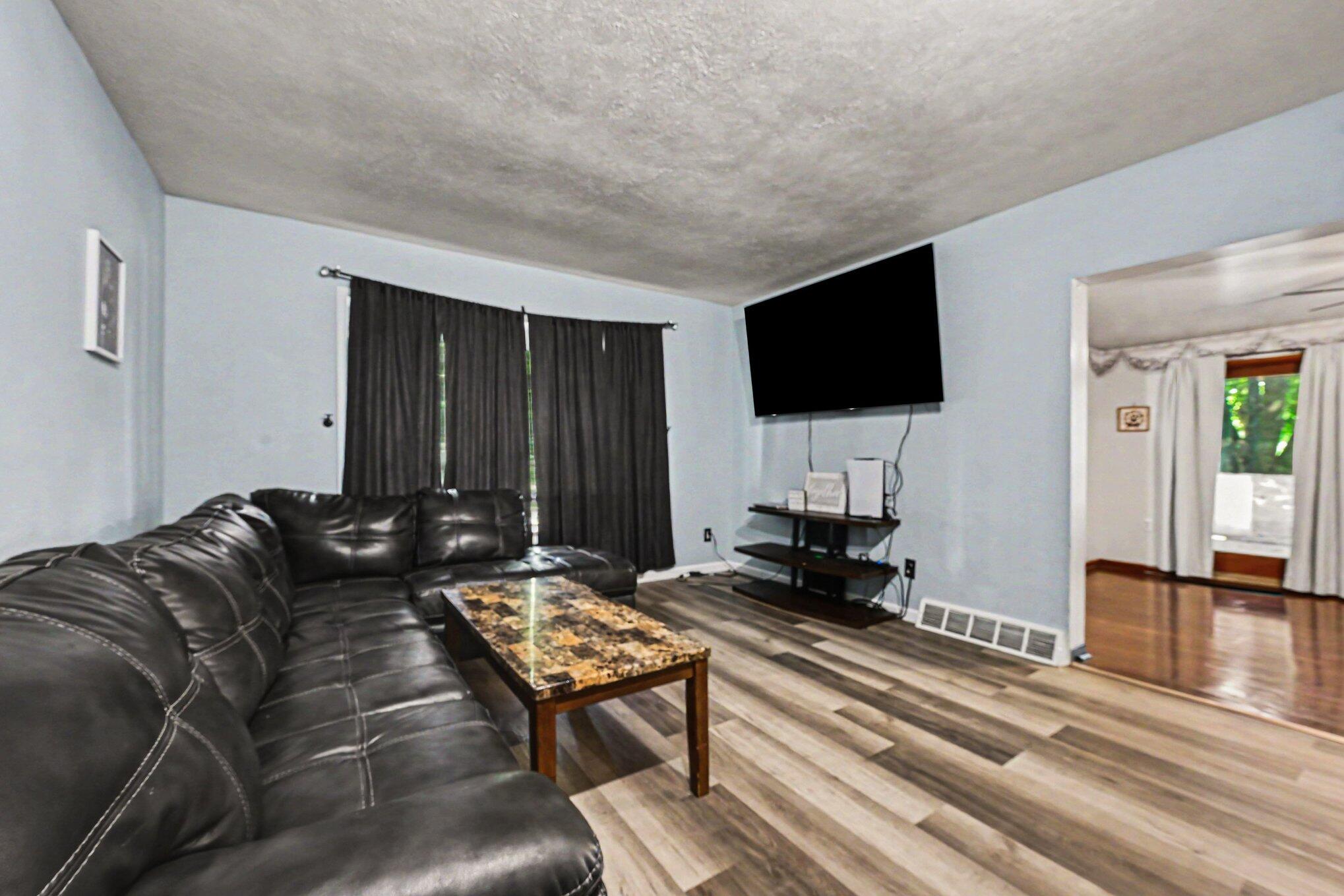 402 W Broadway Street Property Photo 3