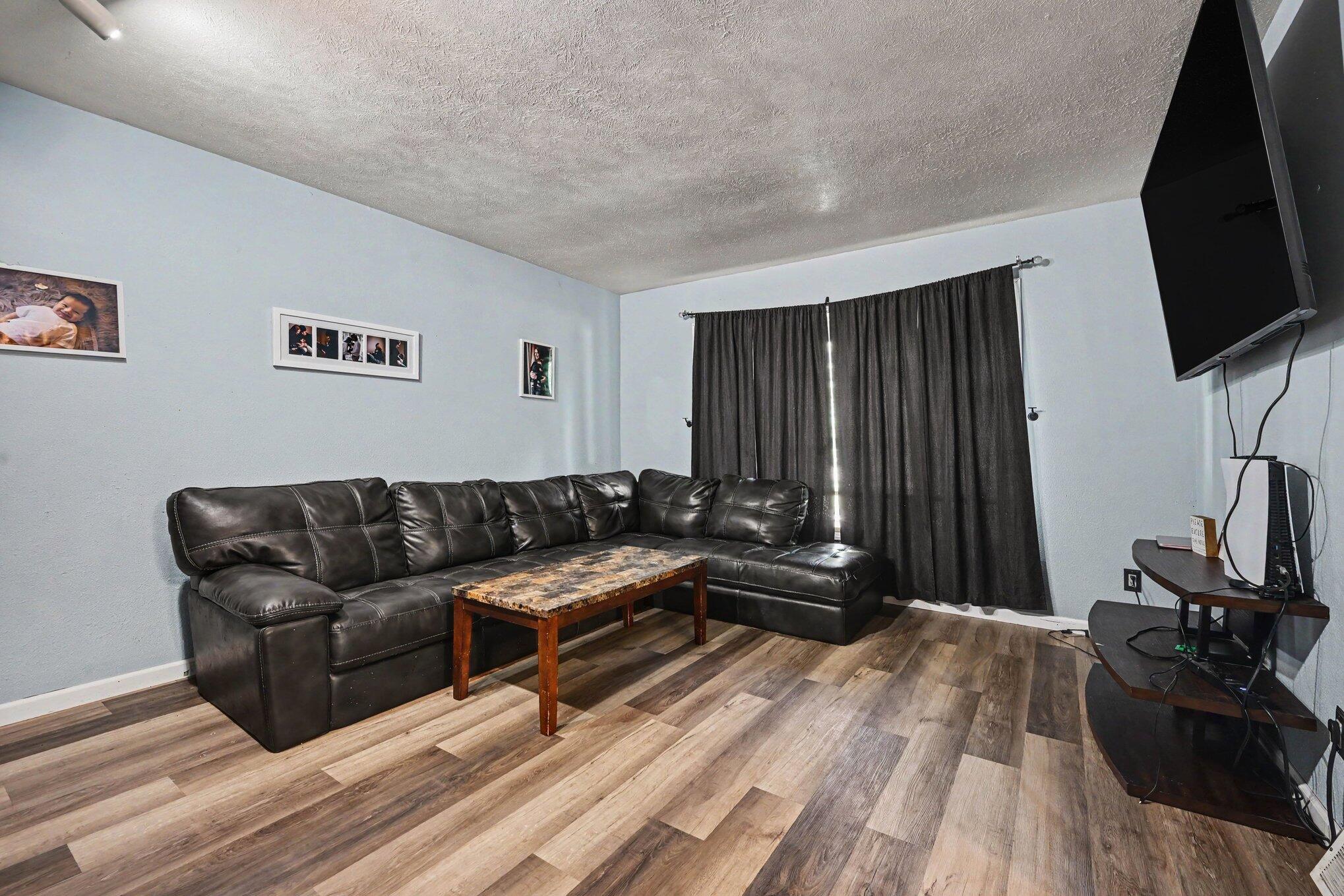 402 W Broadway Street Property Photo 4