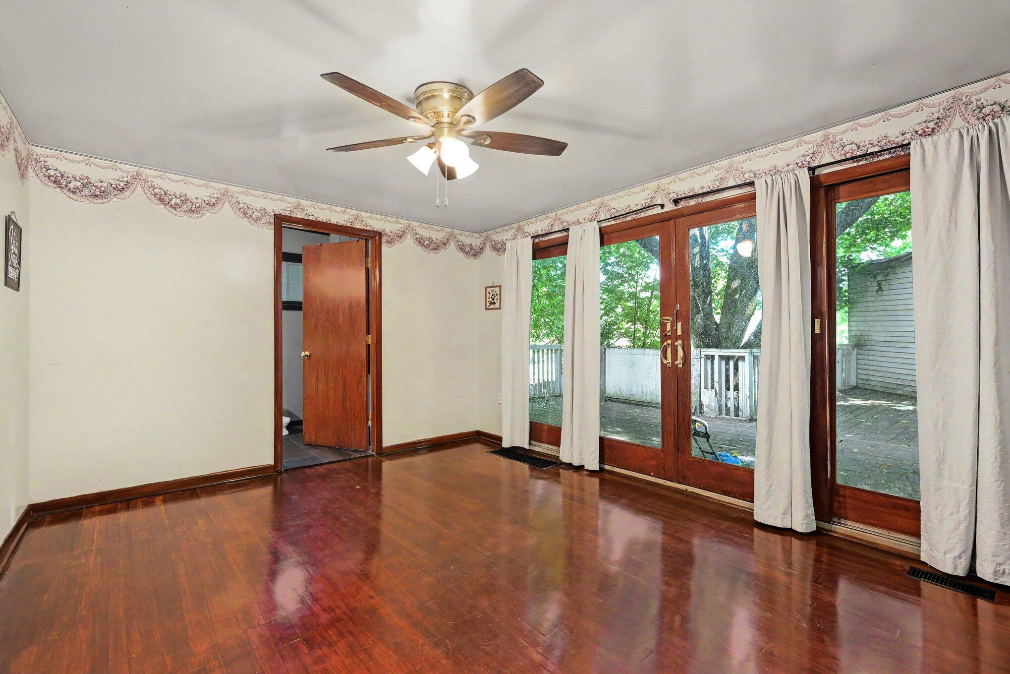 402 W Broadway Street Property Photo 5