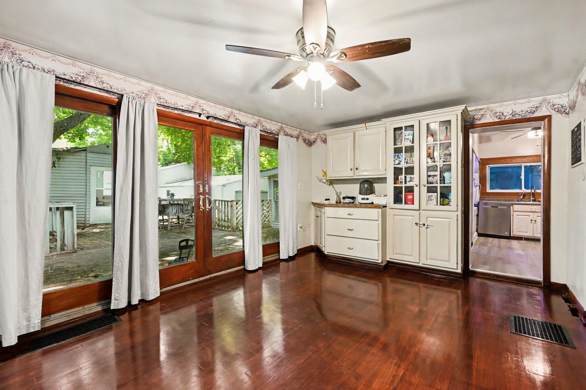 402 W Broadway Street Property Photo 6