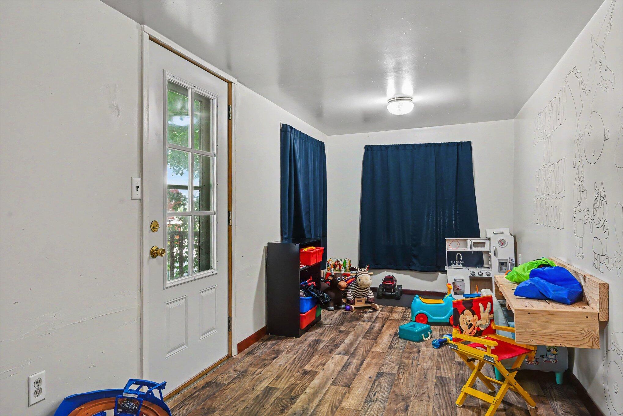 402 W Broadway Street Property Photo 16