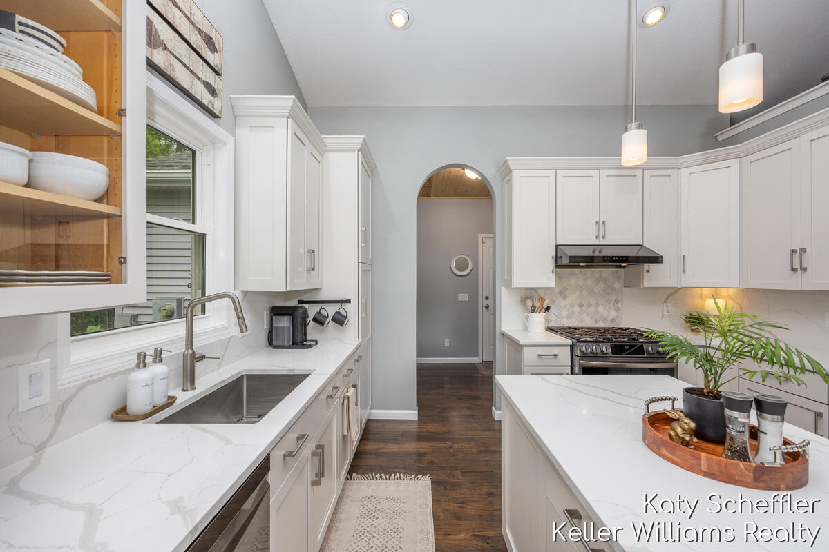 4611 Windcliff Drive Ne Property Photo 8
