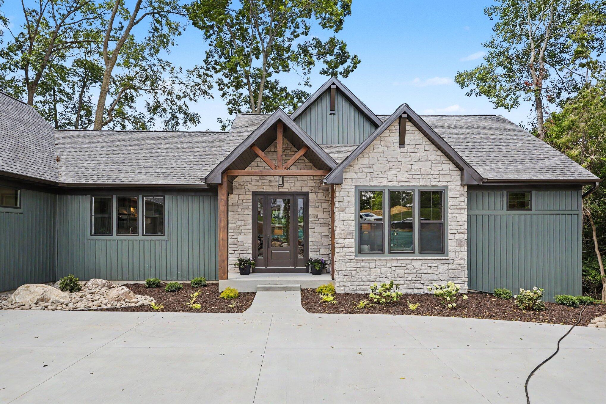 10445 Country Club Drive Property Photo 1