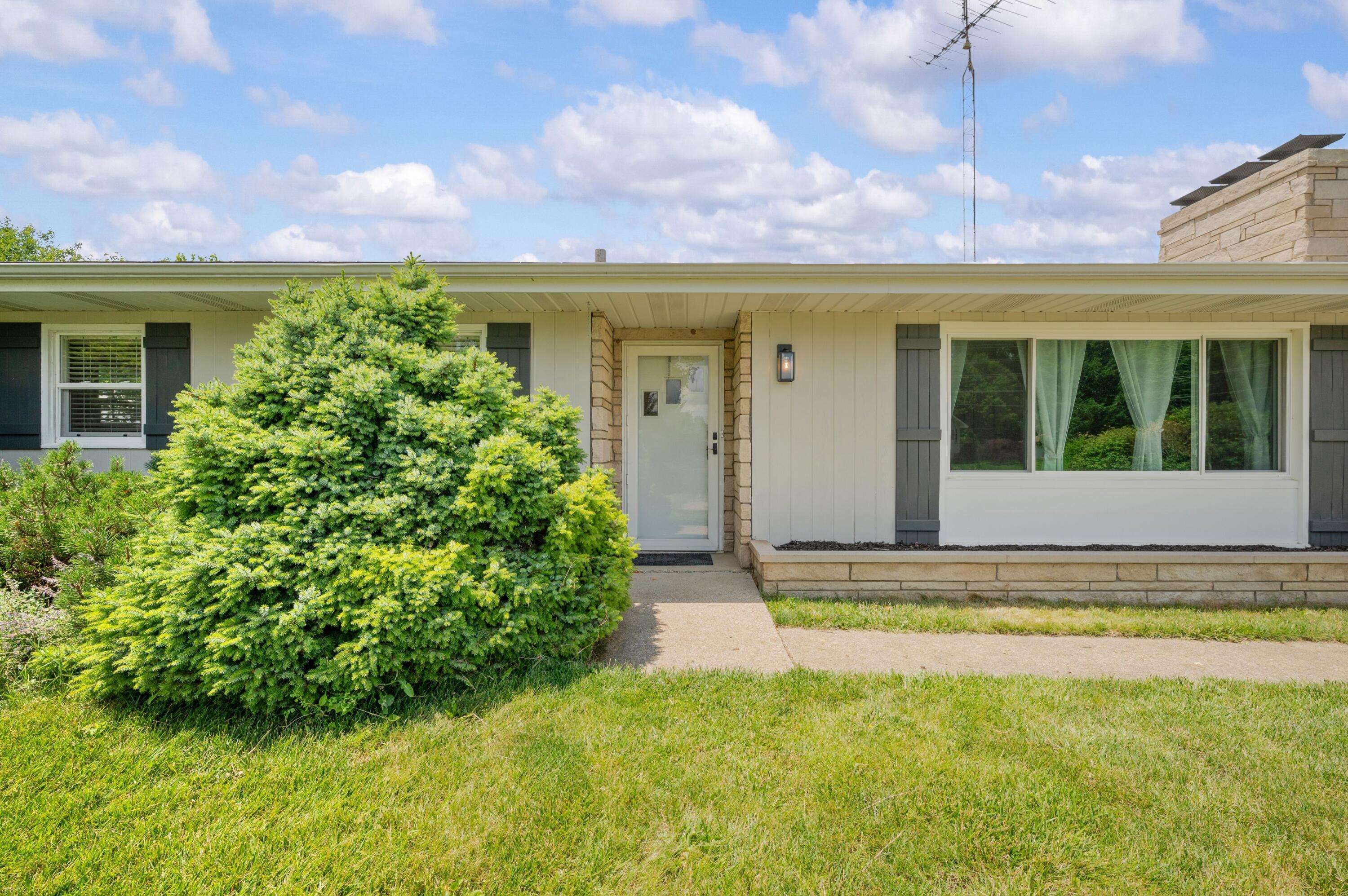 8956 Maplewood Drive Property Photo 4