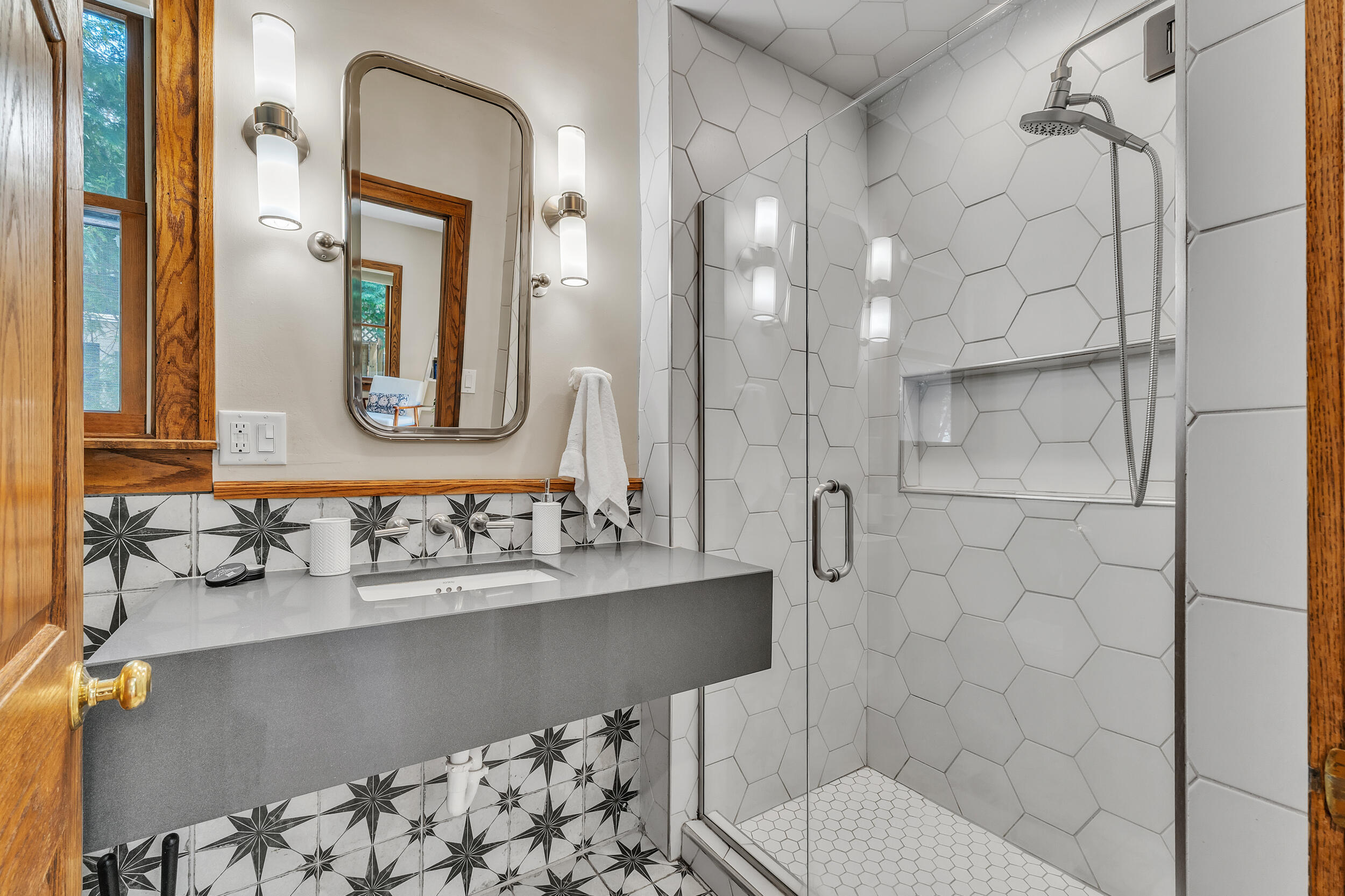 1418 Morton Avenue Property Photo 10