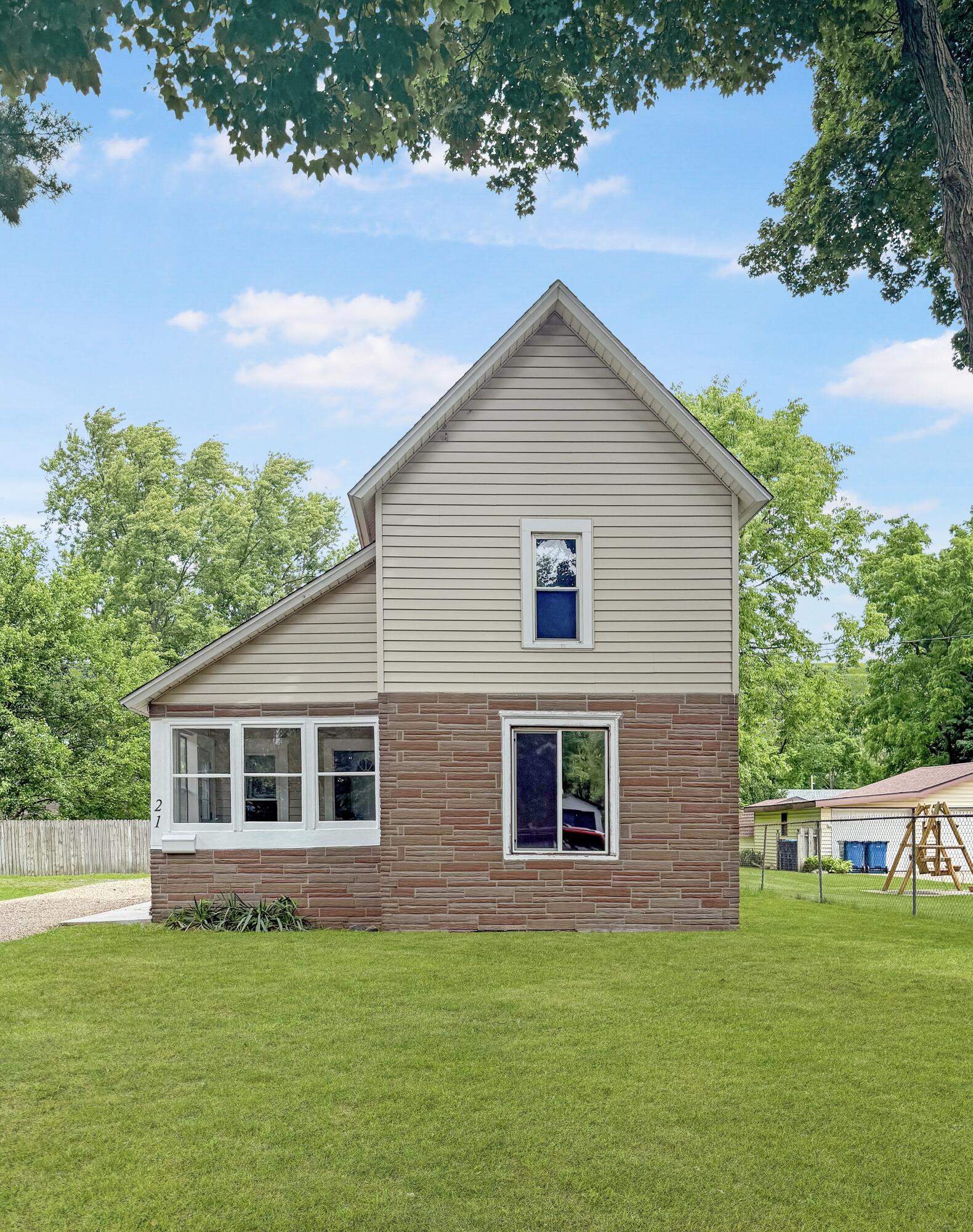 21 E Willard Avenue E Property Photo 1