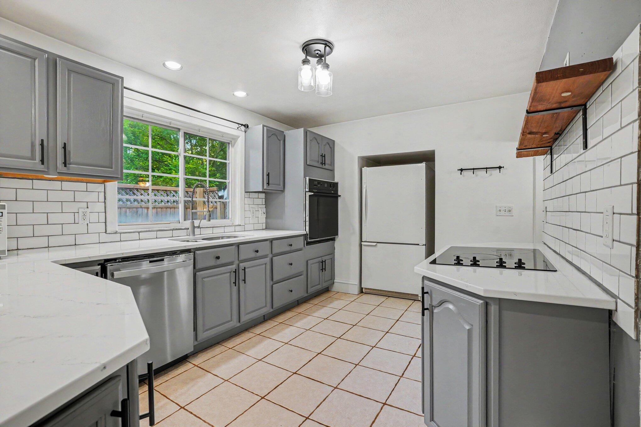 220 E James Street Property Photo 4