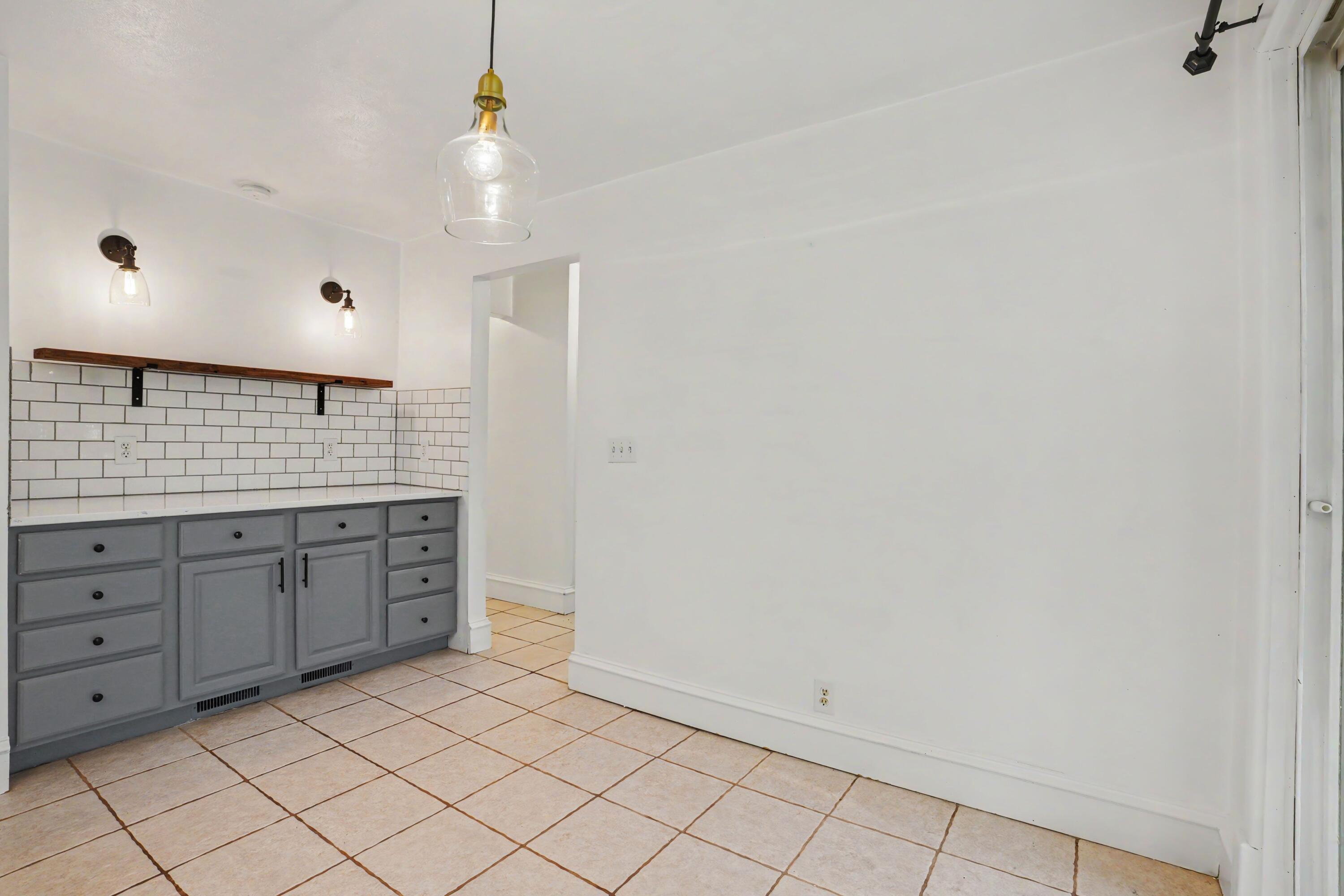 220 E James Street Property Photo 7