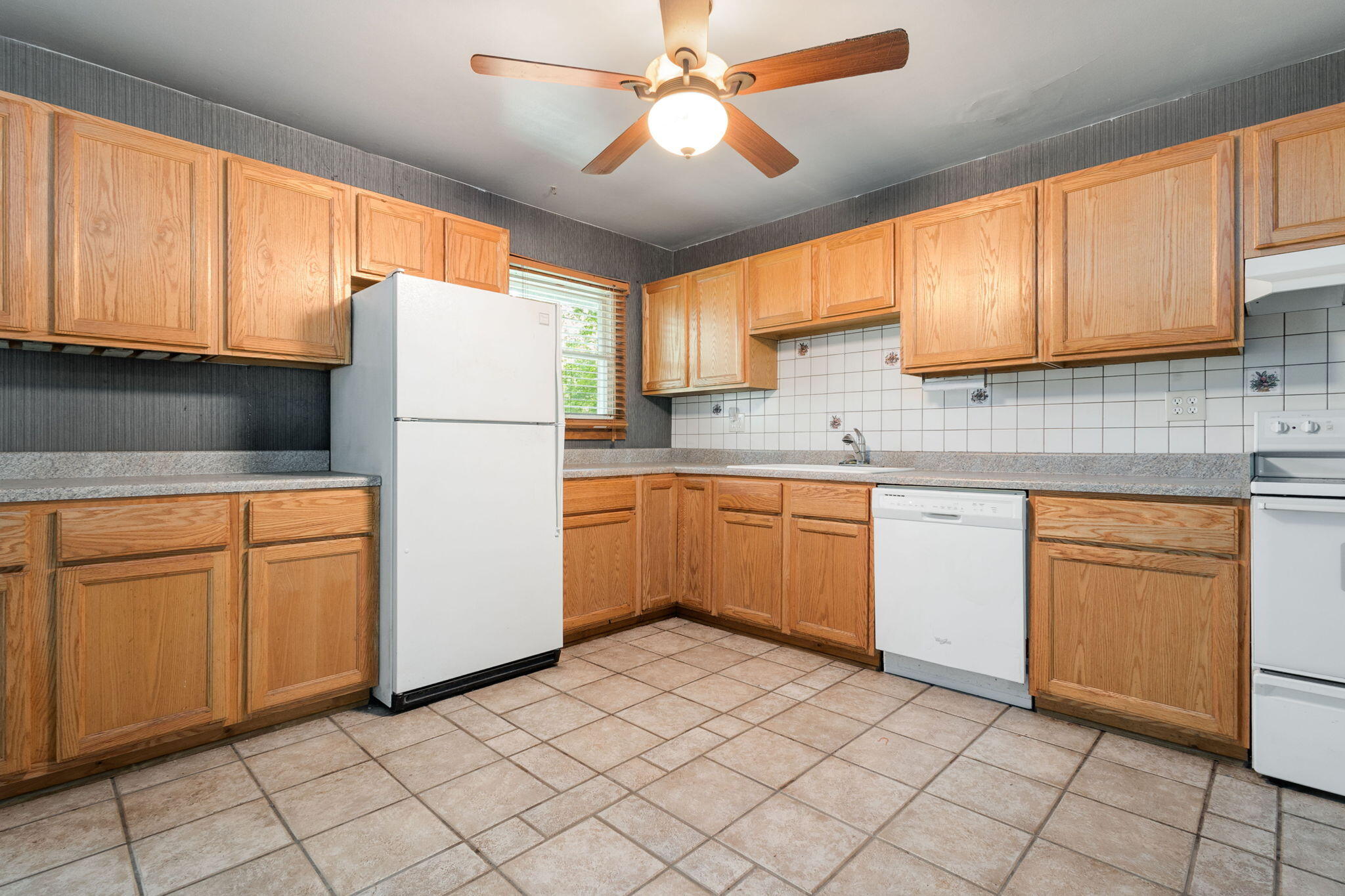 16053 Lakeside Road Property Photo 12