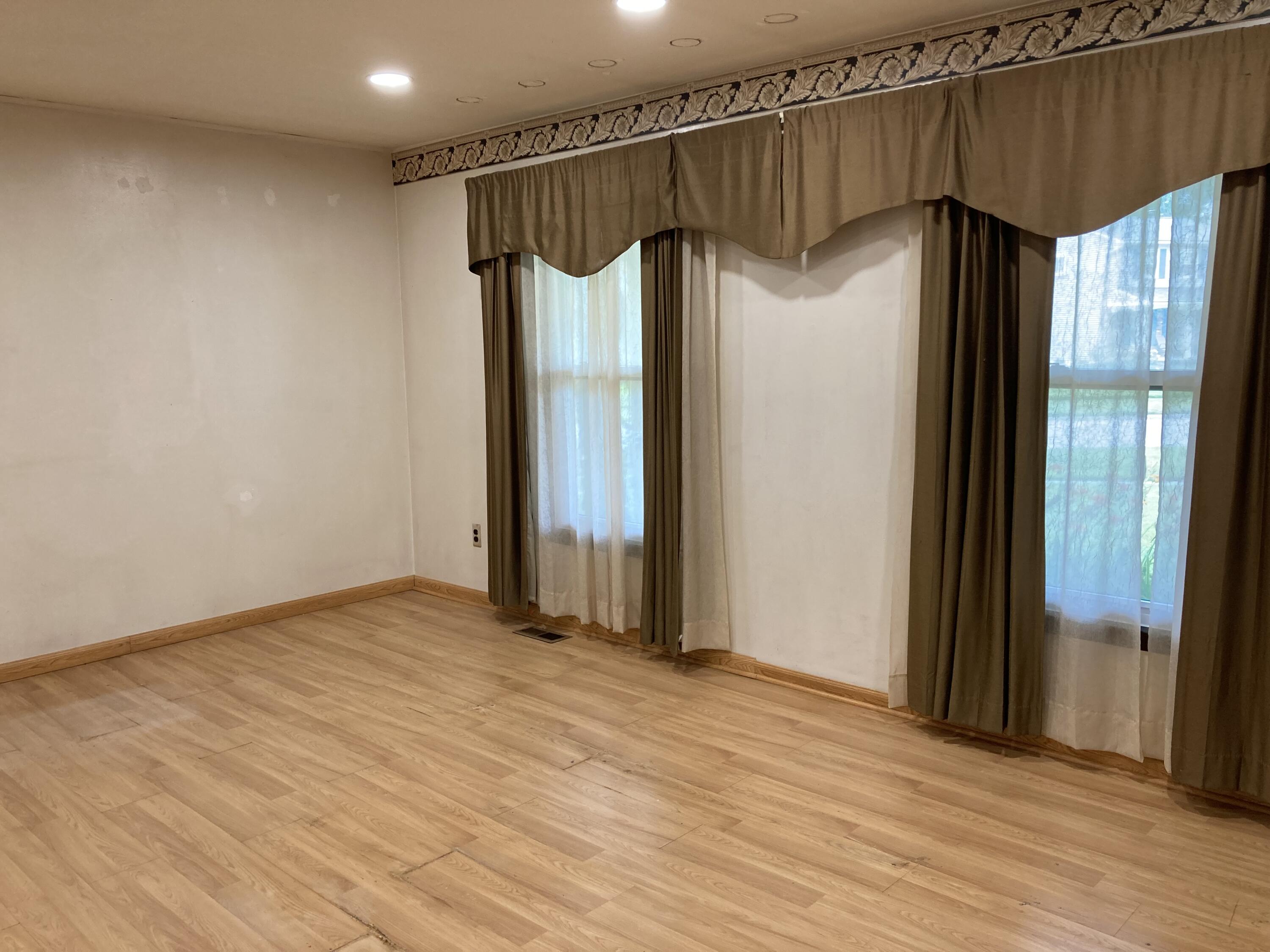 1685 Sheffield Drive Property Photo 3