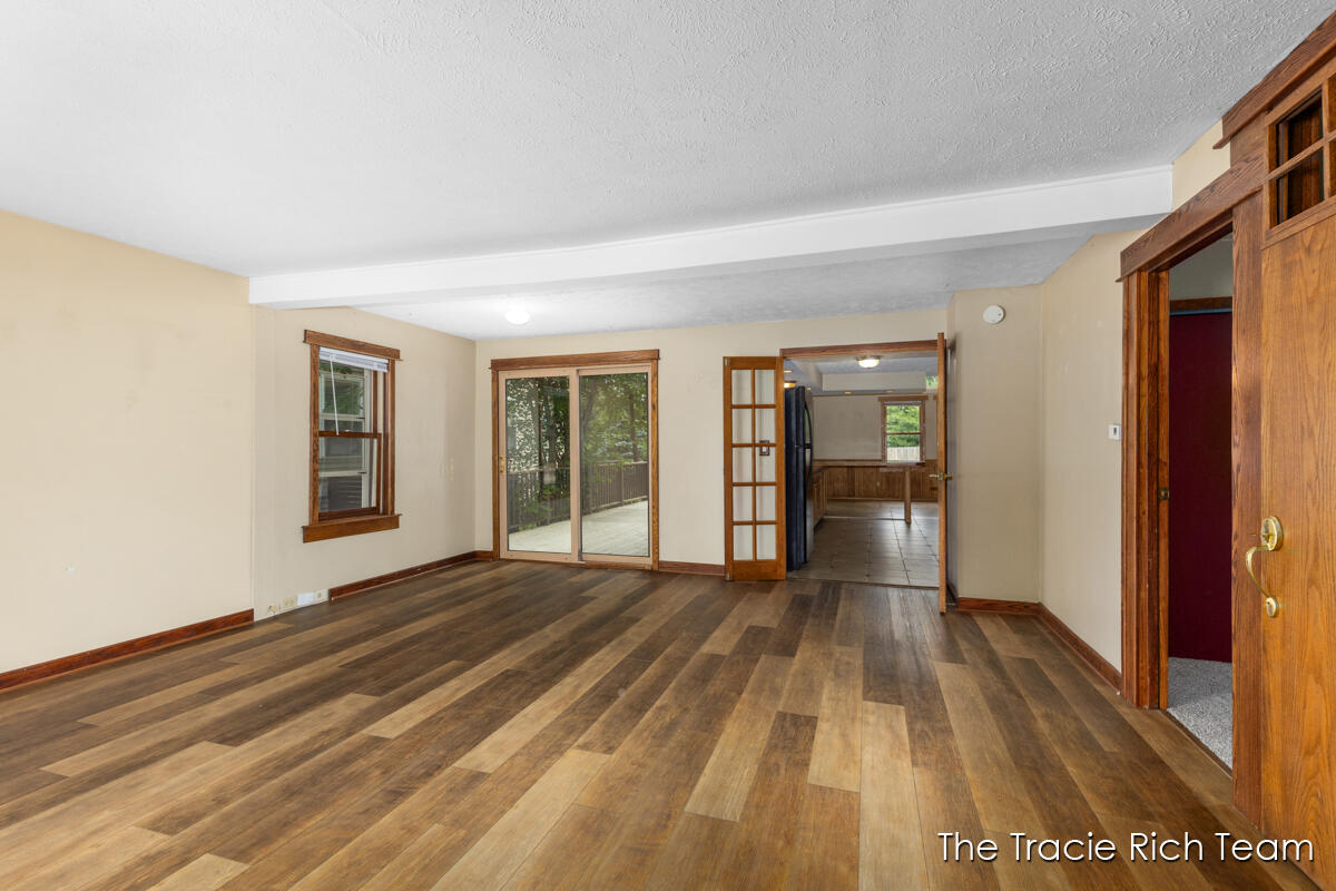 227 E Division Street Ne Property Photo 7