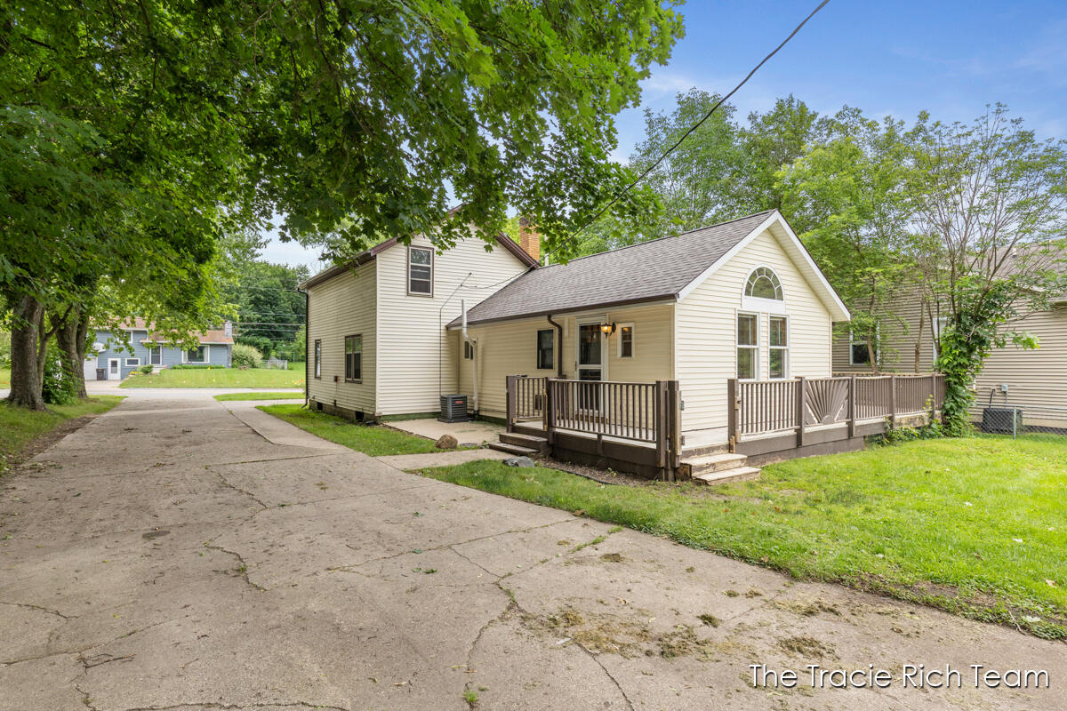 227 E Division Street Ne Property Photo 23