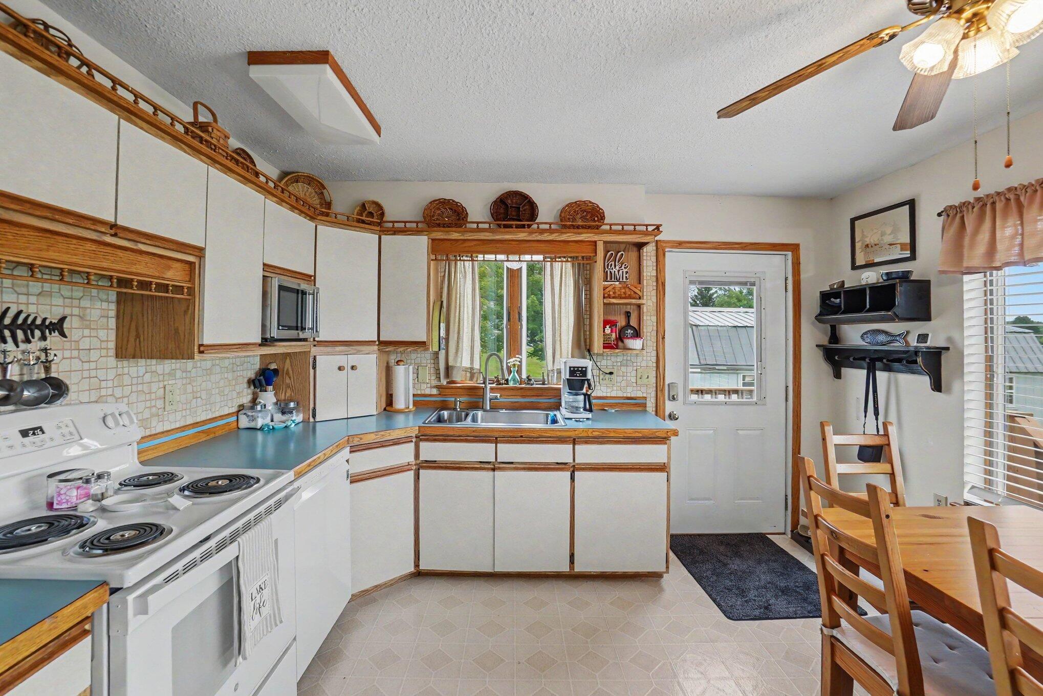 3452 W Lake Drive Property Photo 8