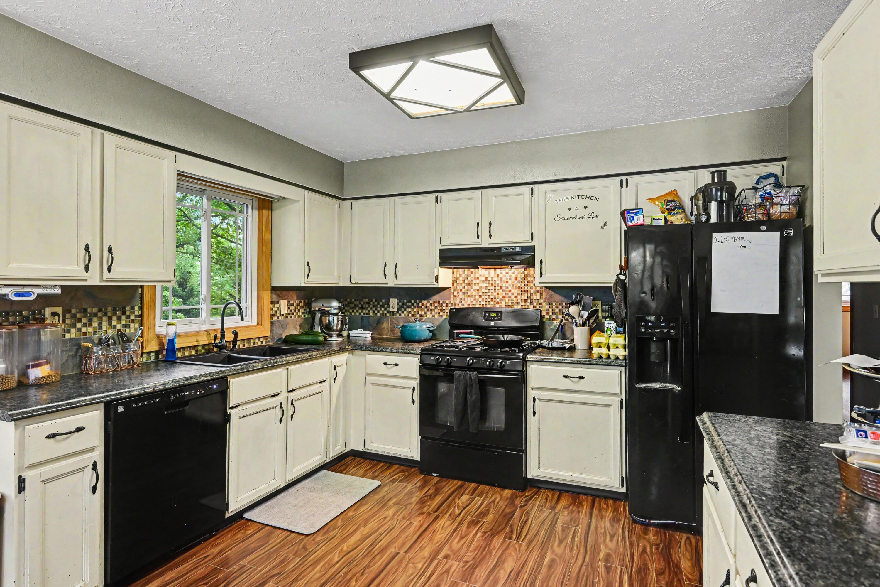 6080 Herring Road Property Photo 7