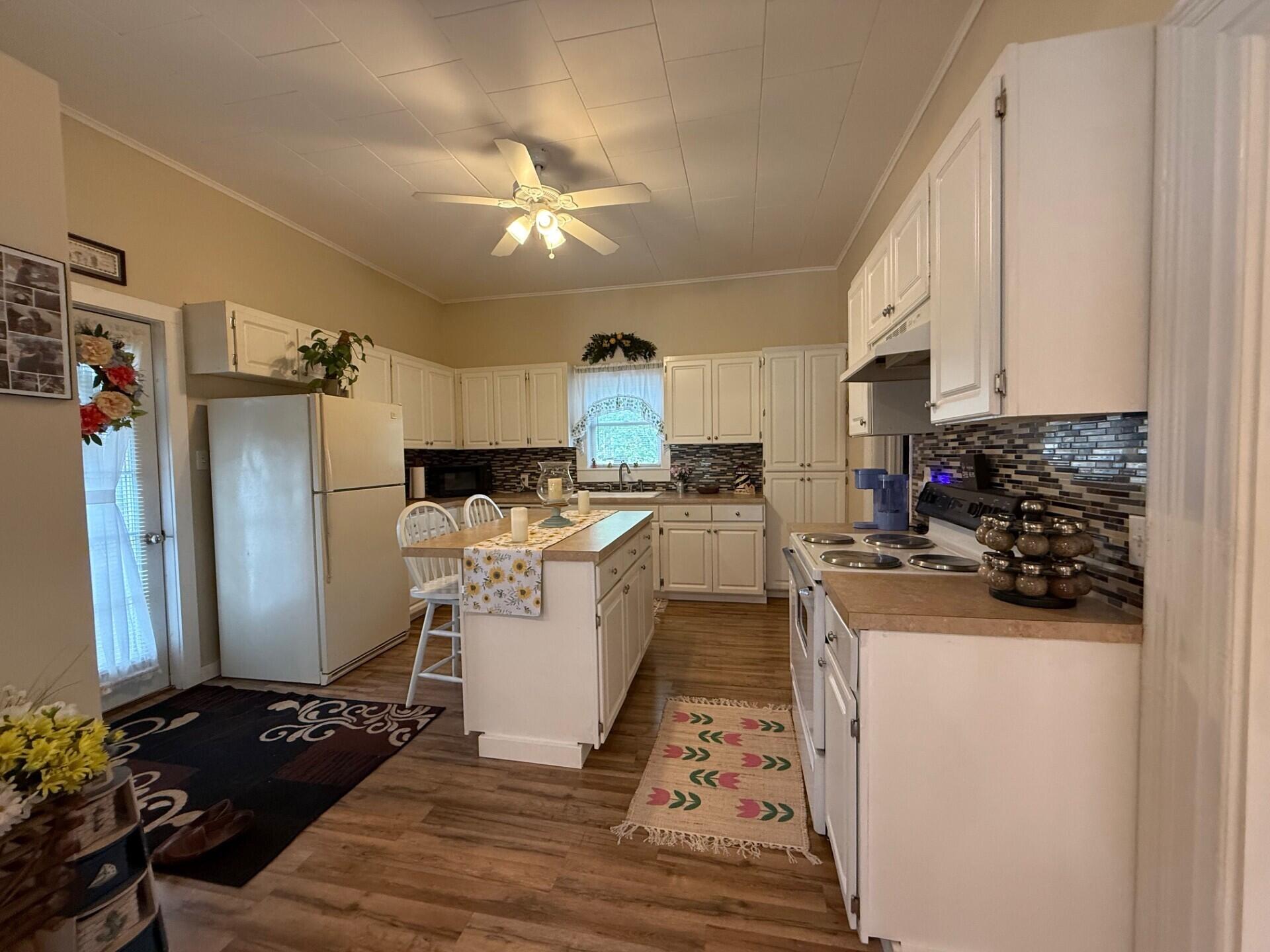 603 S George Street Property Photo 3