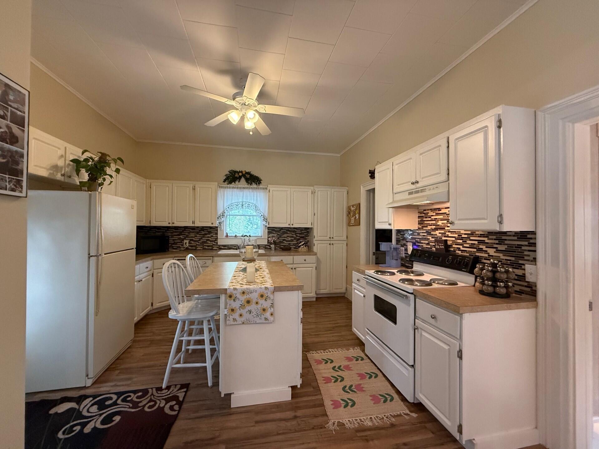 603 S George Street Property Photo 4