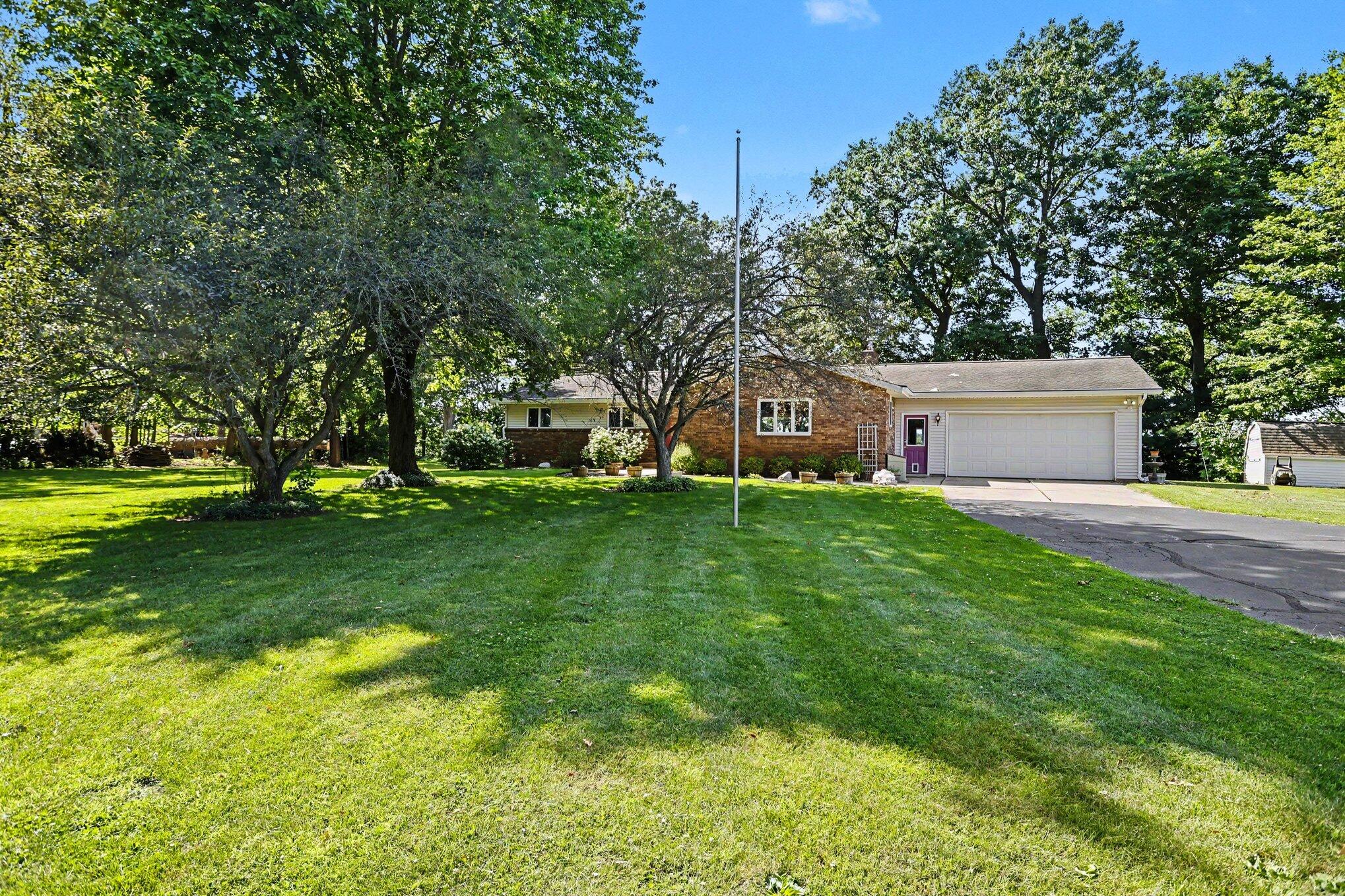 10492 Range Line Road Property Photo 1