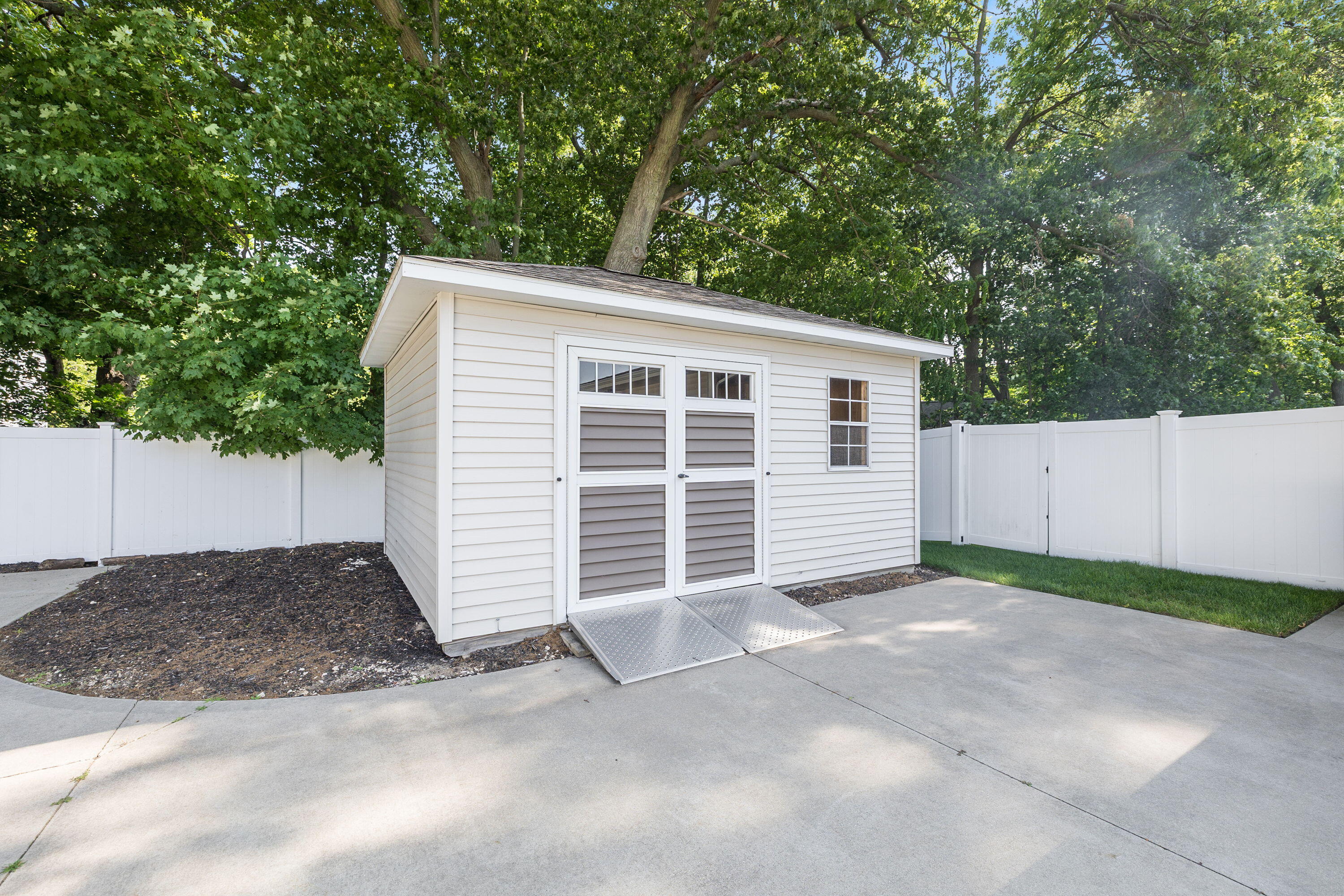 648 Francis Street Property Photo 31