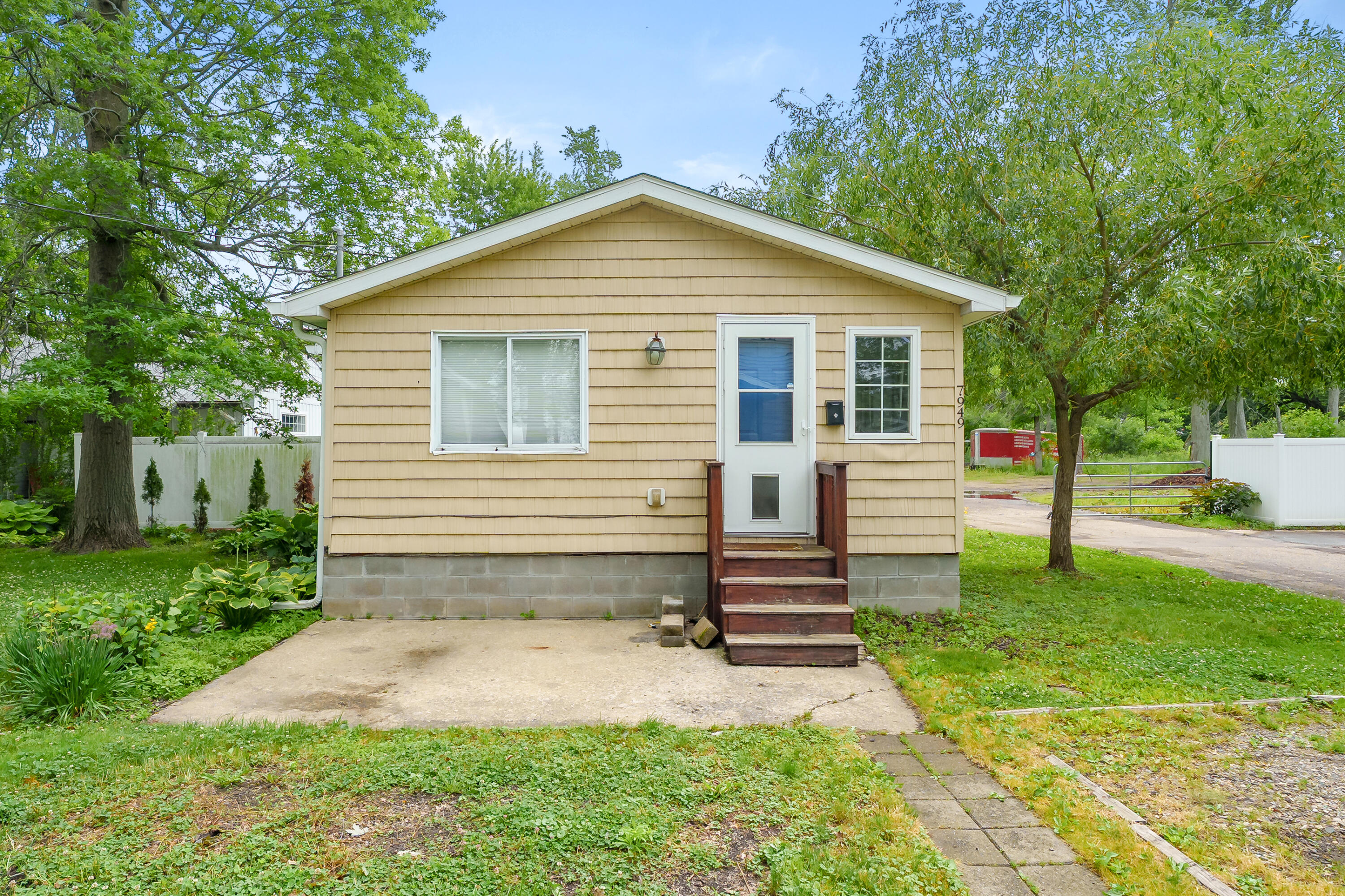 7949 Oak Street Property Photo 1