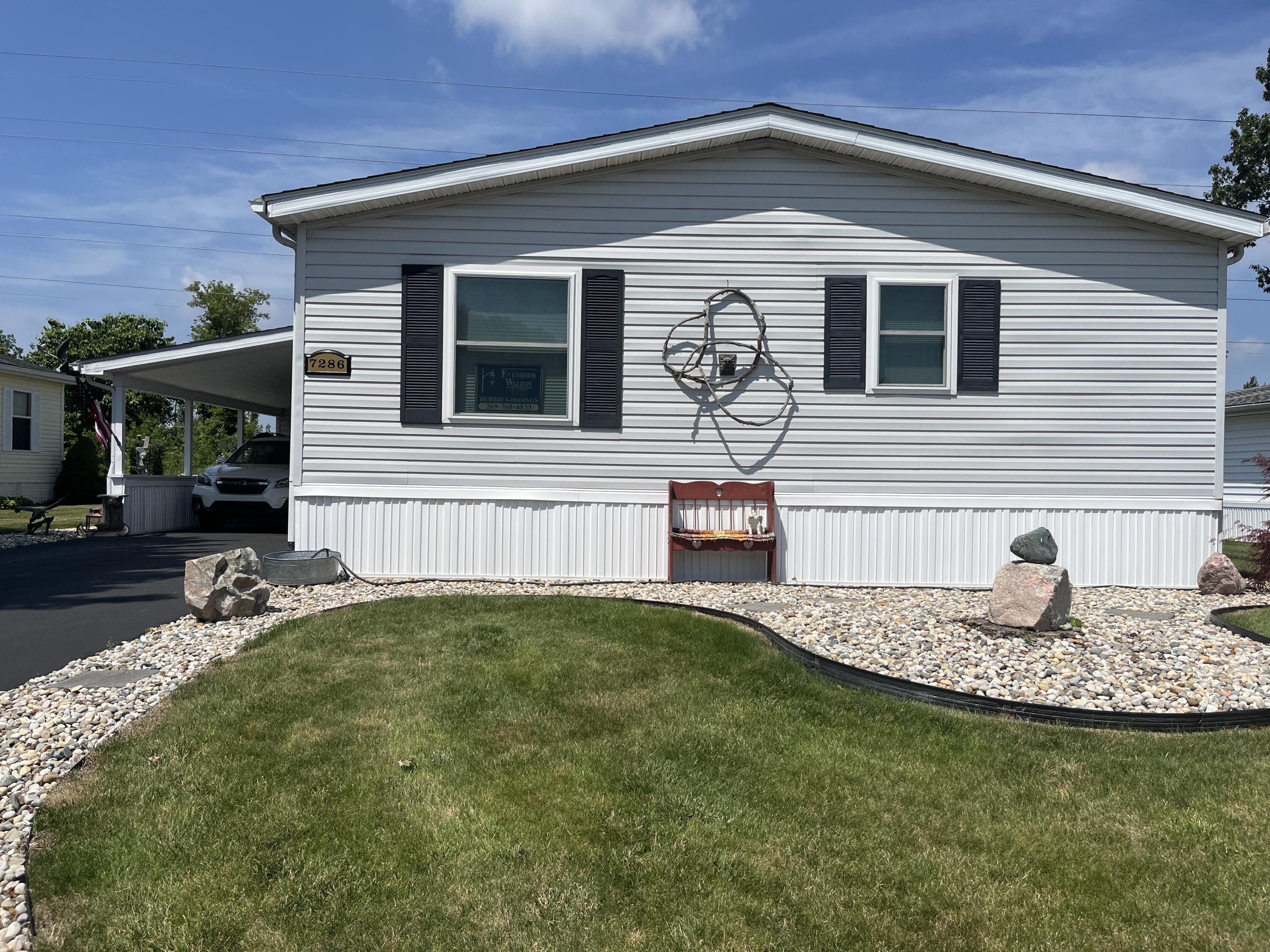 7286 White Oak Circle Property Photo 1