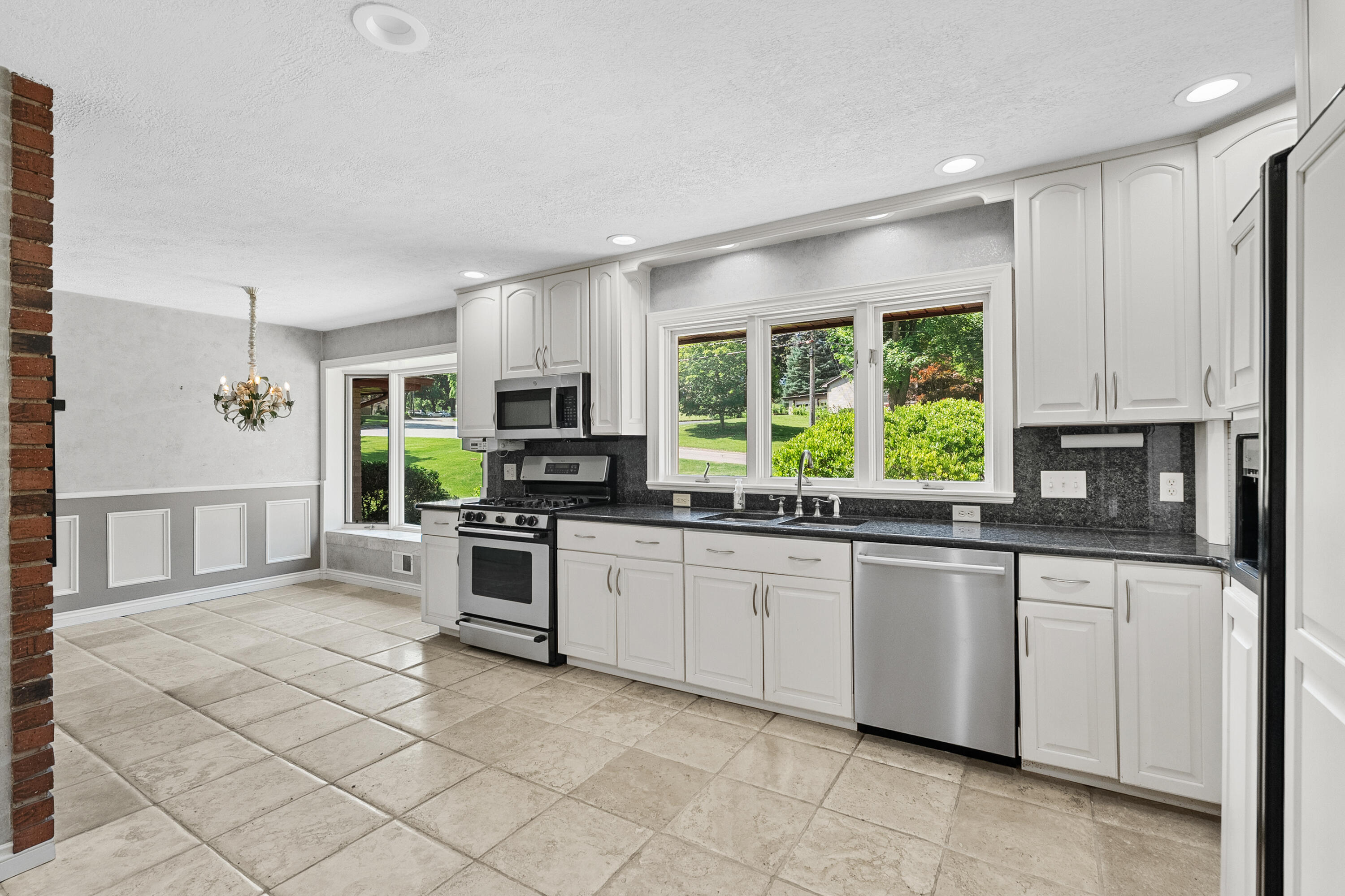 5017 Merryview Drive Property Photo 8